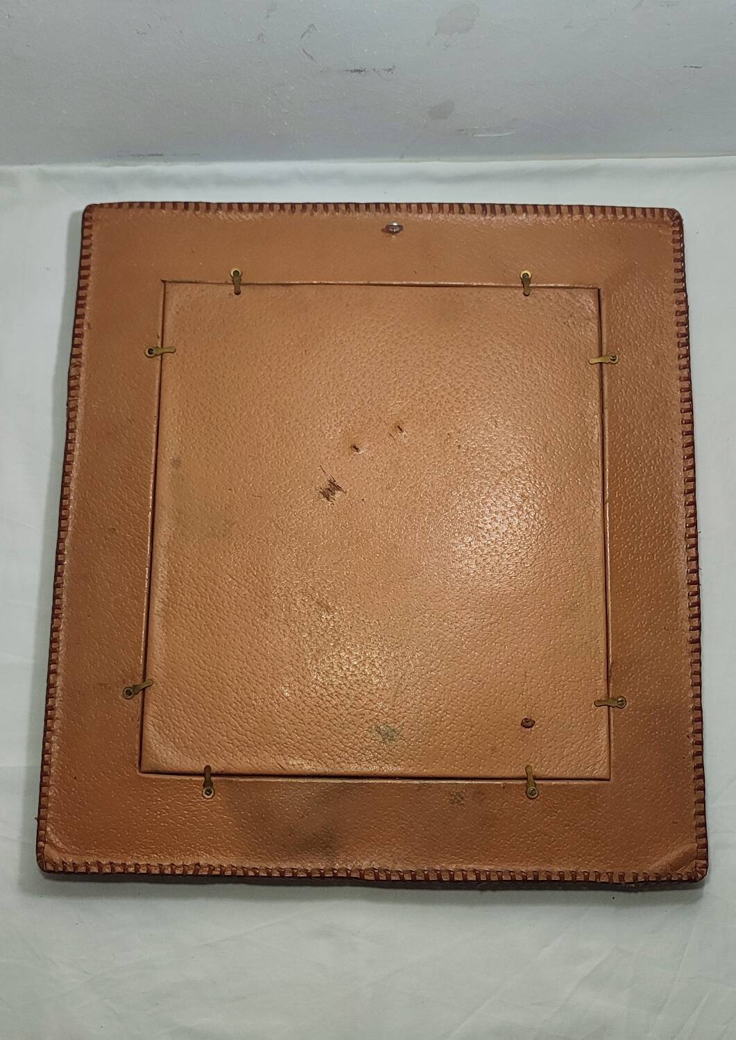 Espejo de pared de cuero. España, 1970s.