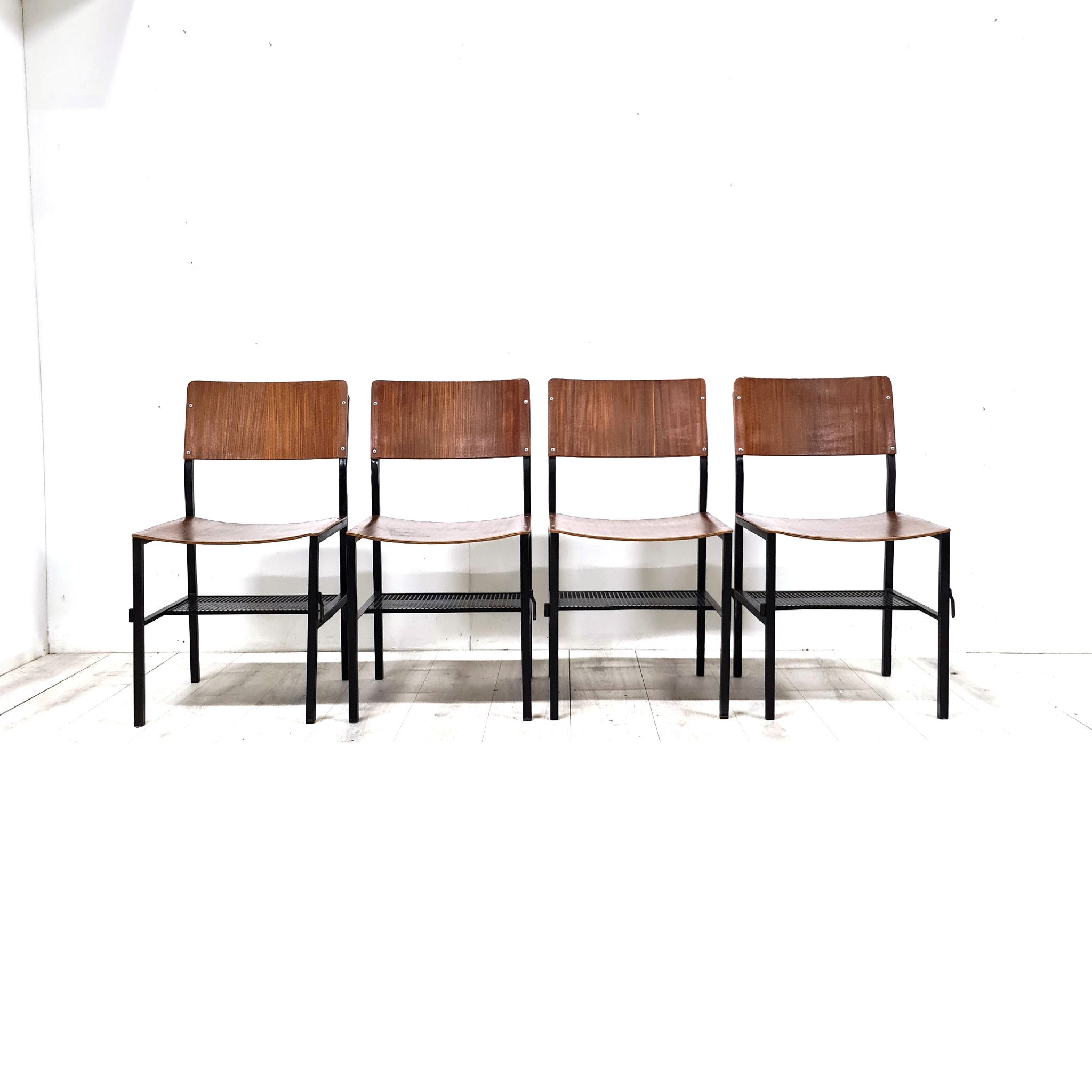 Ensemble de 4 chaises industrielles, Pays-Bas années 1970