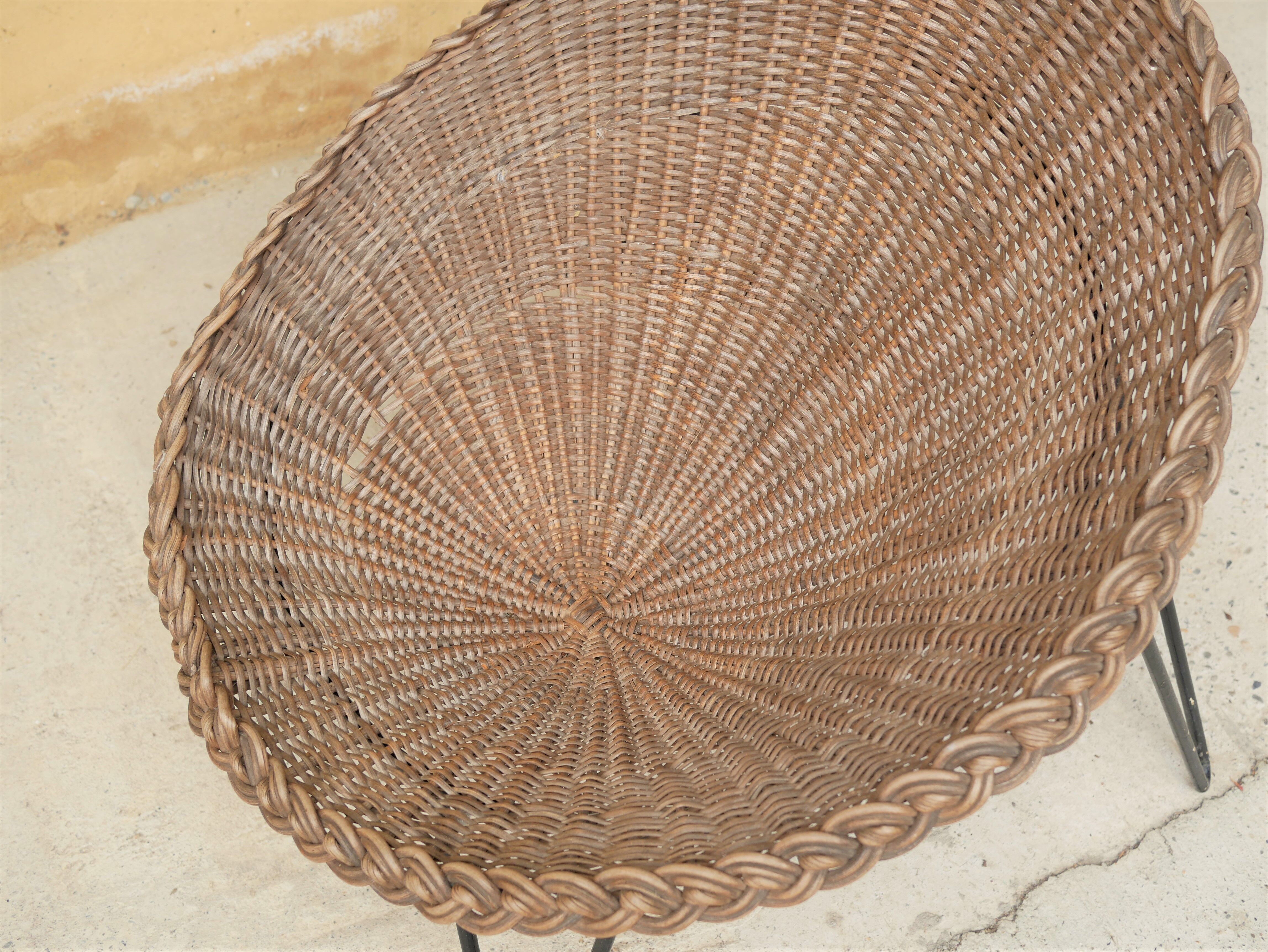Vintage armchair in rattan feet metal