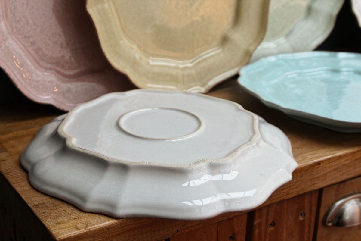 Lot de 9 assiettes de présentation multicolores