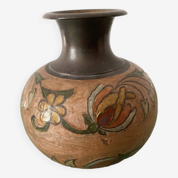 Vase en laiton cloisonné aux motifs floraux