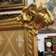 Paravent en bois doré décoré dans le style Louis XVI, orné de têtes de bélier.
