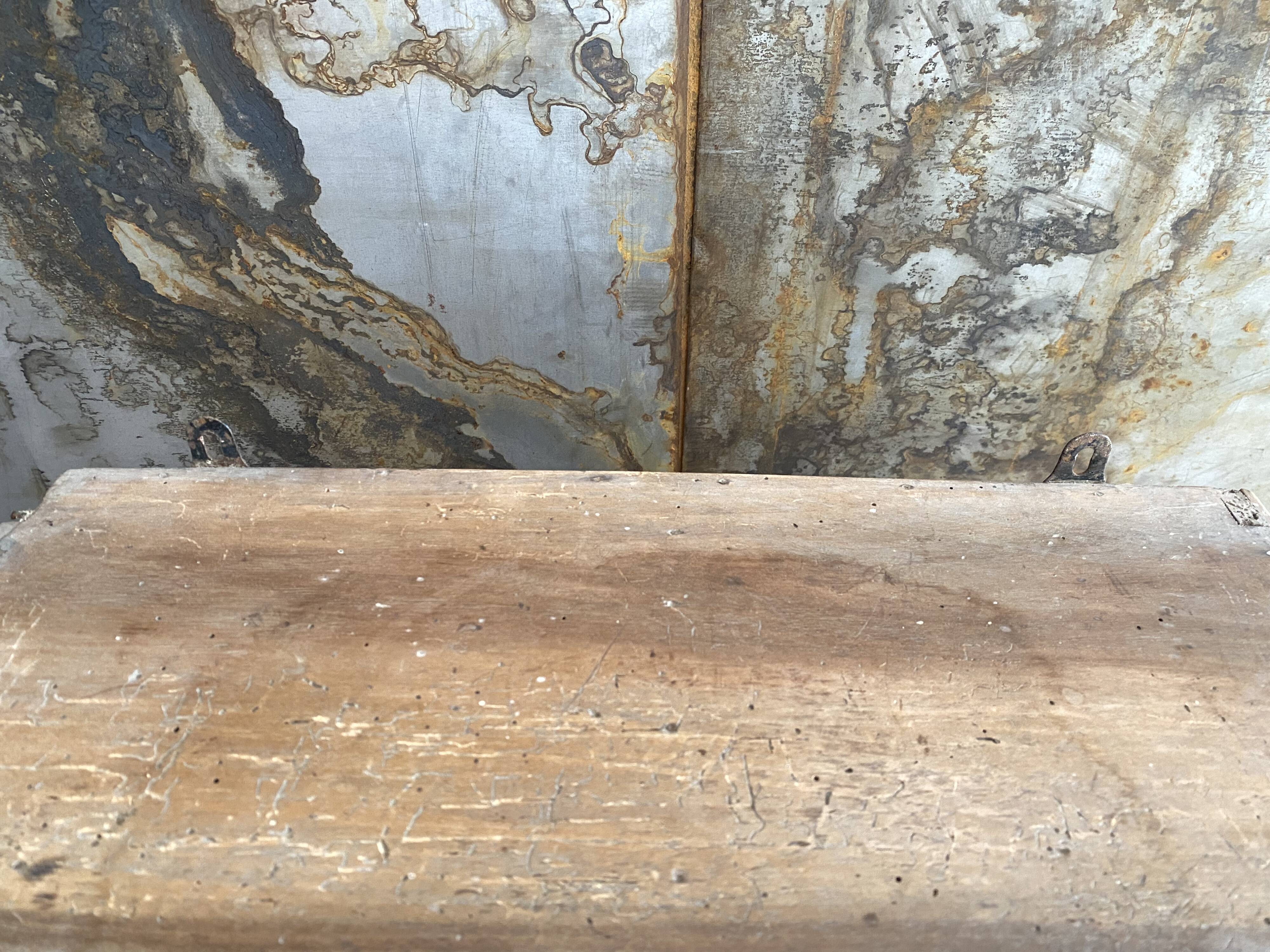 Armoirette murale en bois brut