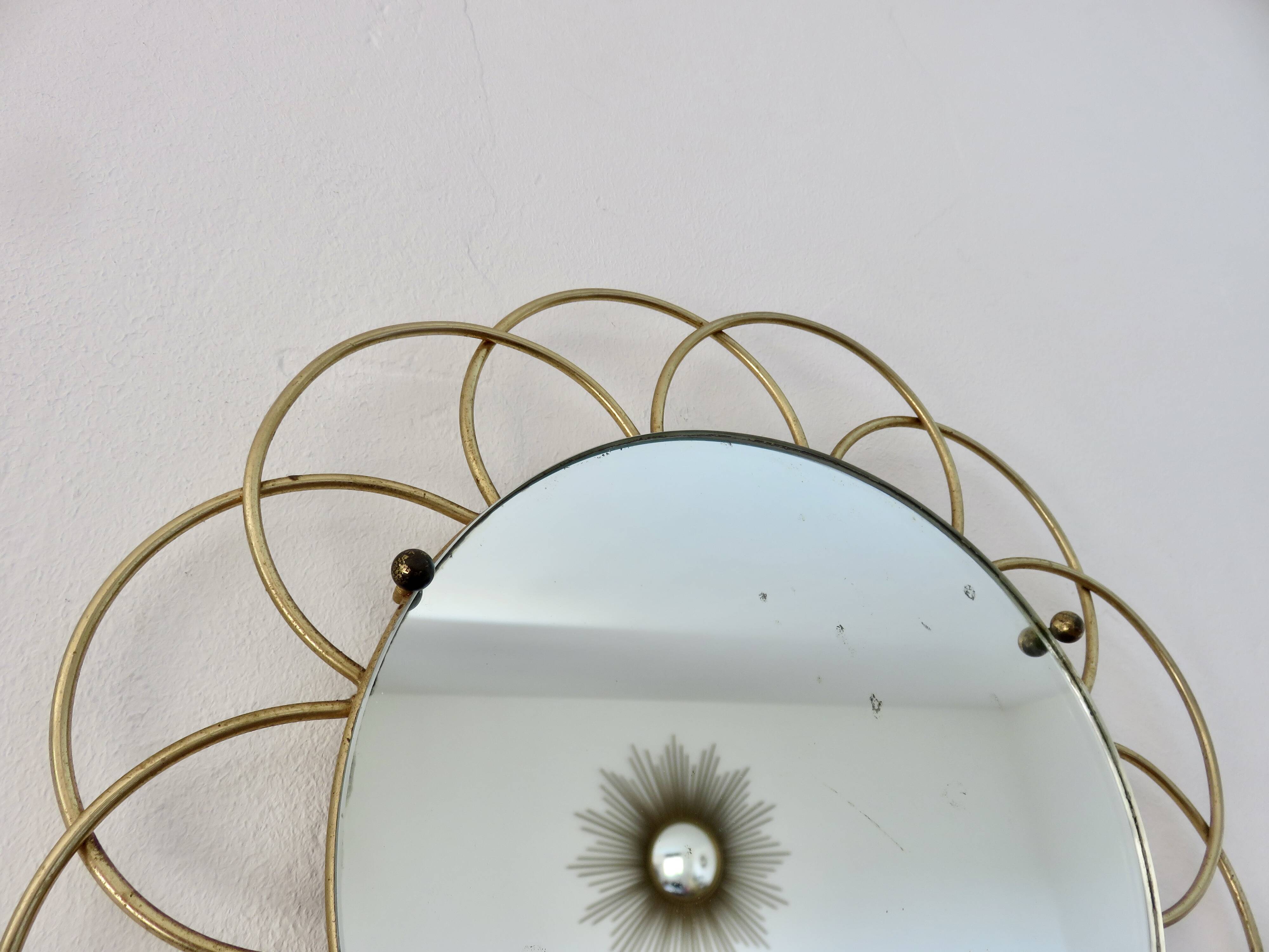 Miroir soleil " fleur " en métal doré années 60