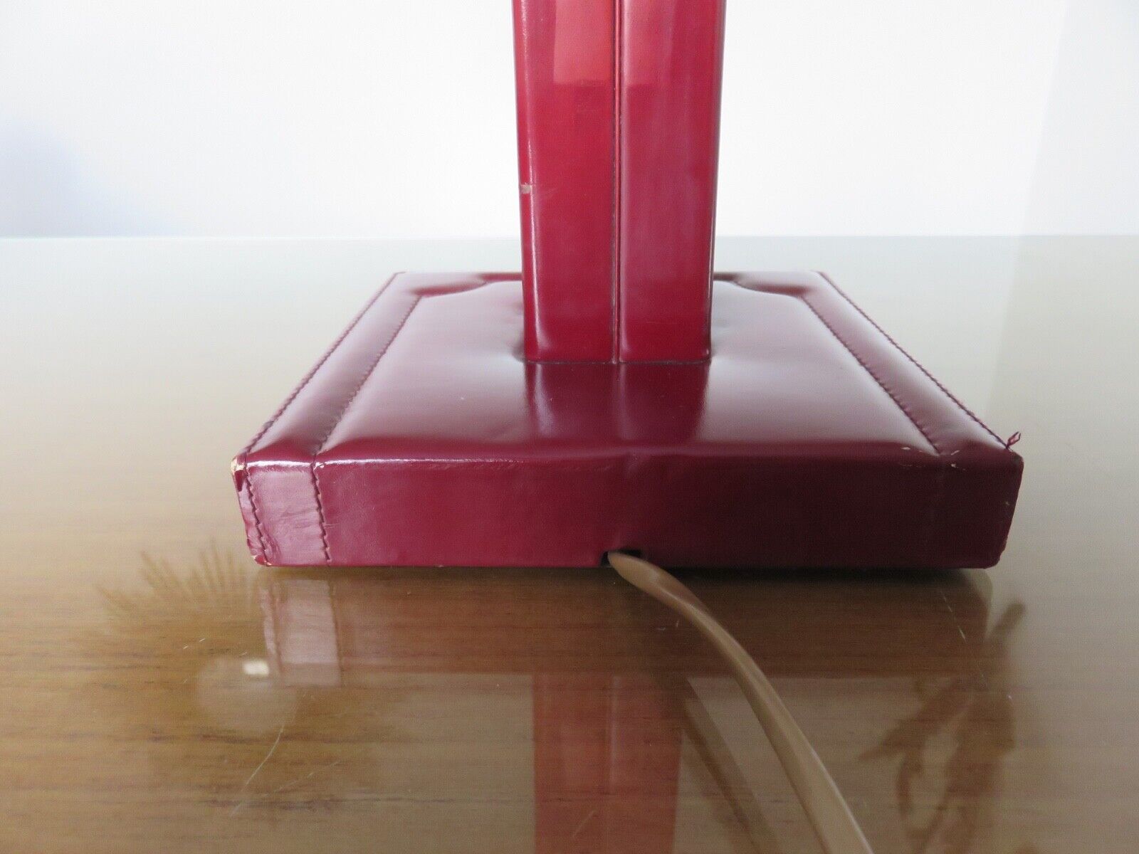 Lamp "the tanner" in burgundy leather 60s 70s