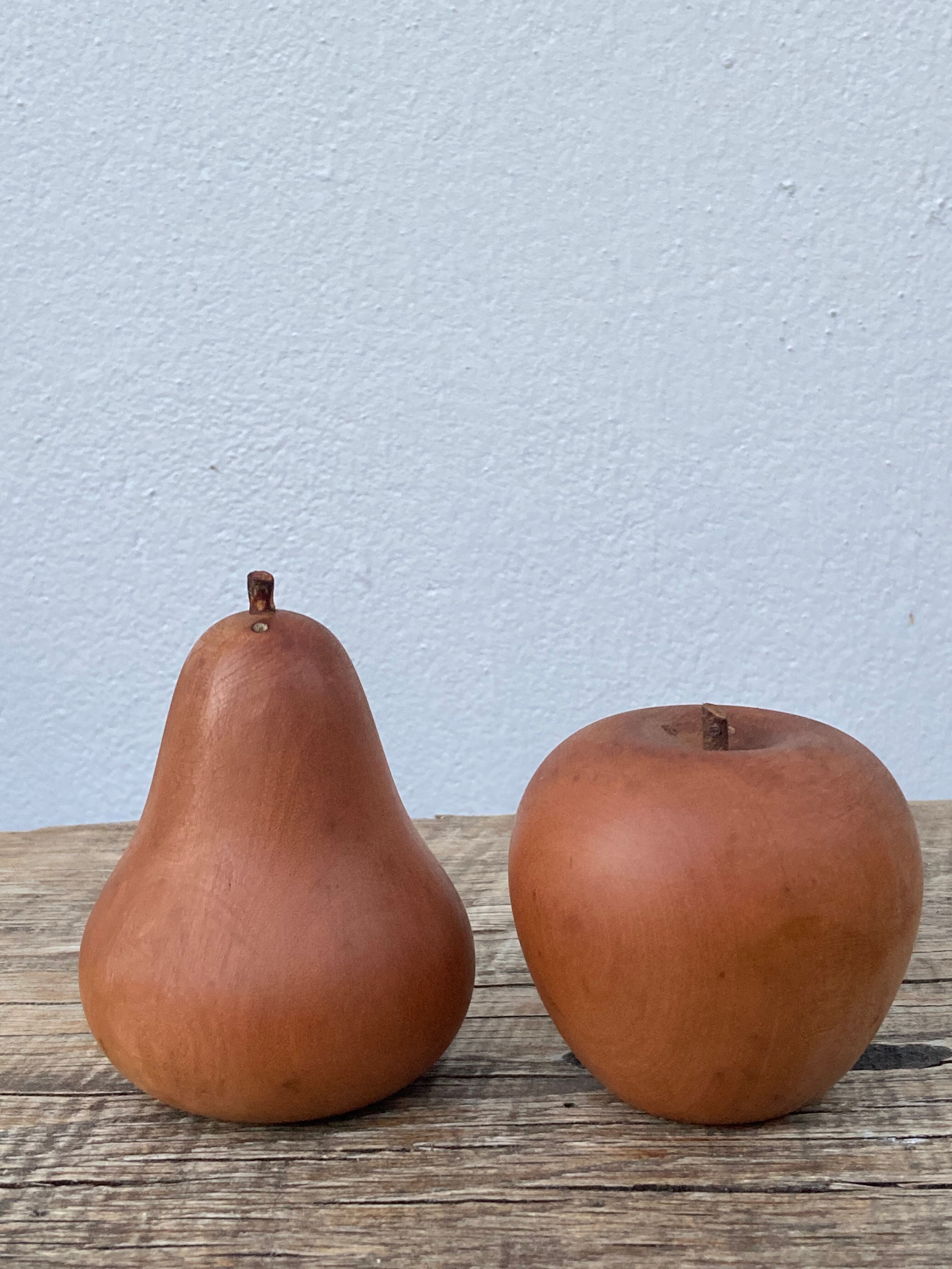 Duo of salt shaker and pepper in vintage wood from the 90s: apple and pear