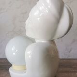 Lampe femme céramique globe opaline