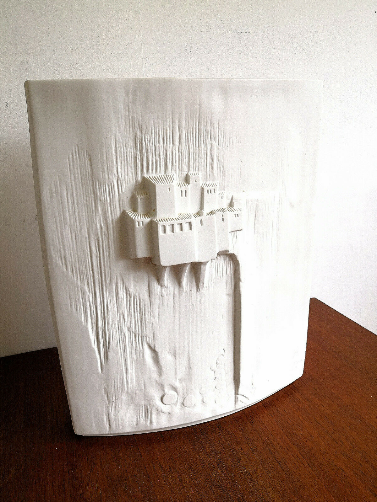 Vase en biscuit Jacques Buchholtz, village perché en porcelaine Studio d'Art