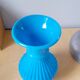 Vase en opaline bleue