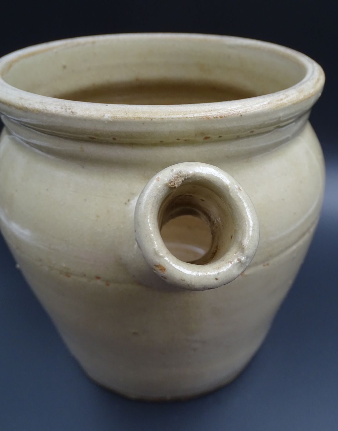Grease pot with burgundy sandstone spout