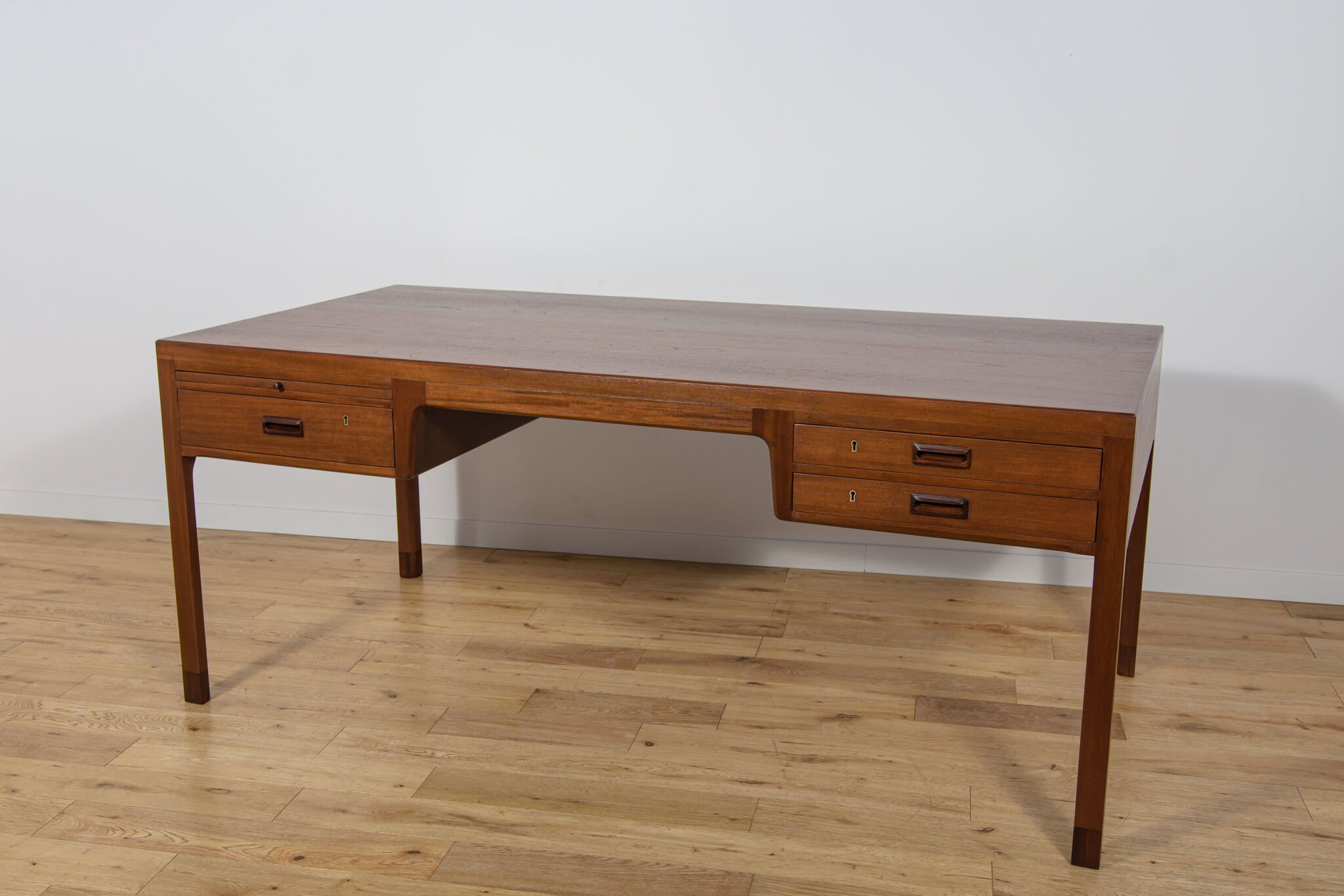 Bureau en teck du milieu du siècle par Ejner Larsen et Aksel Bender Madsen pour Willy Beck, Danemark, années 1950.