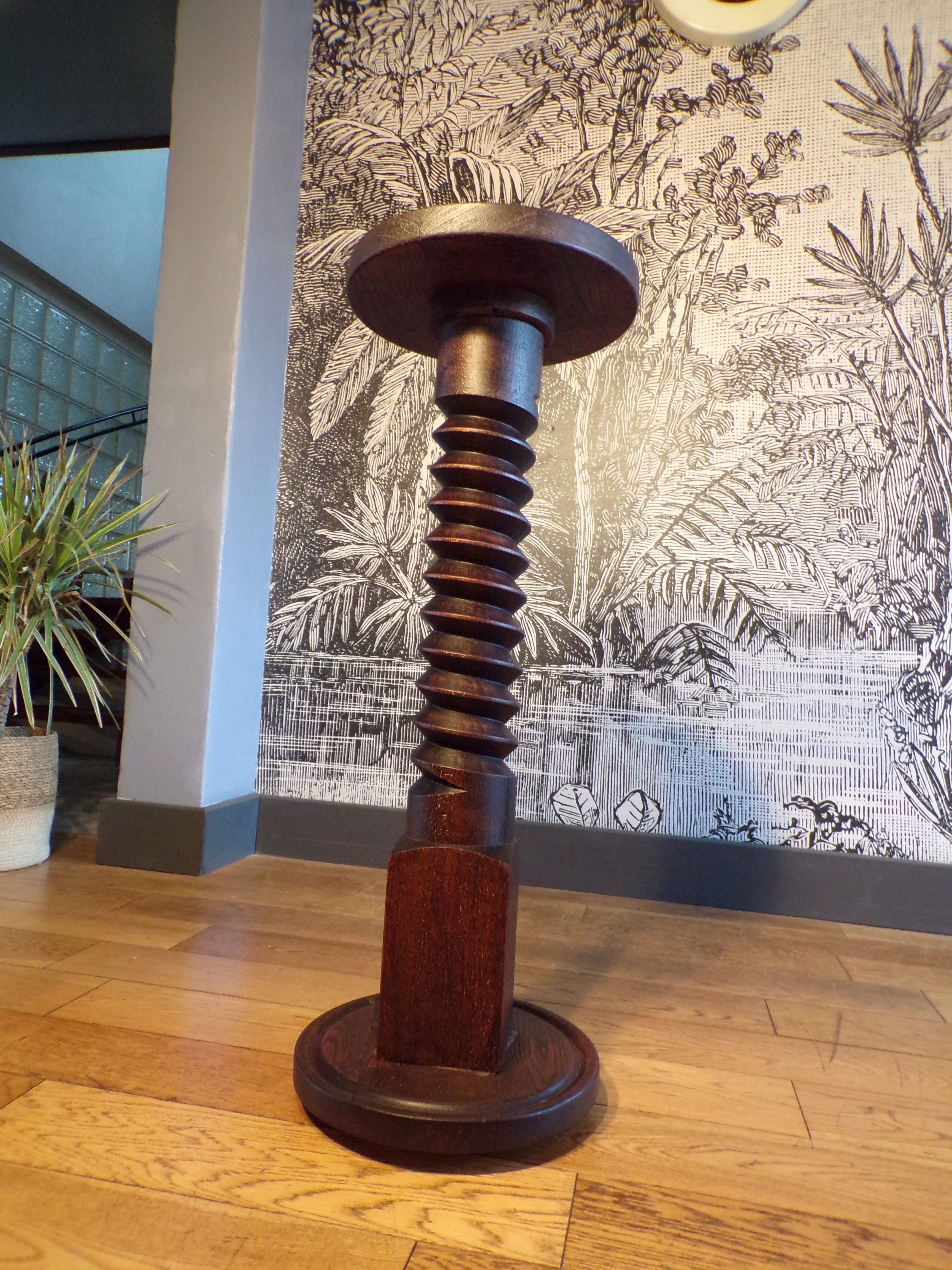 Wooden presentation column