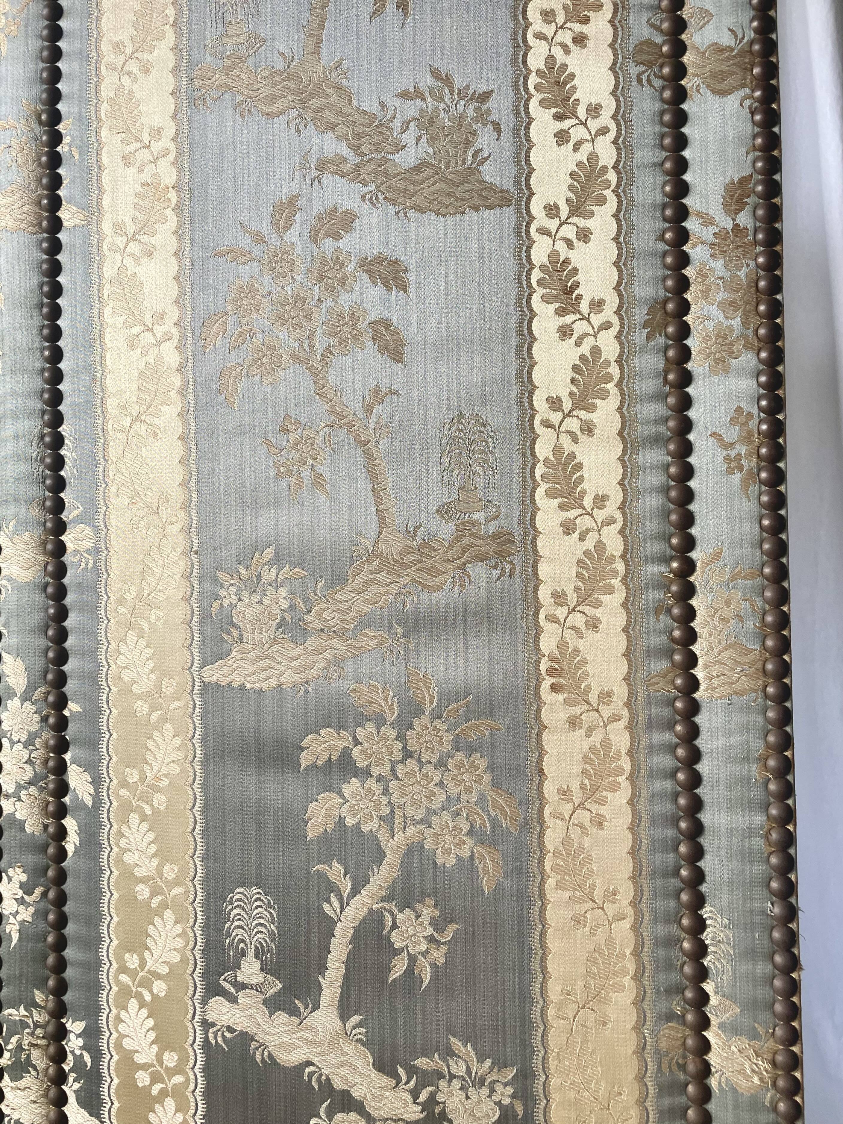 Antique Chinoiserie-style screen from the early 20th century in damask silk.