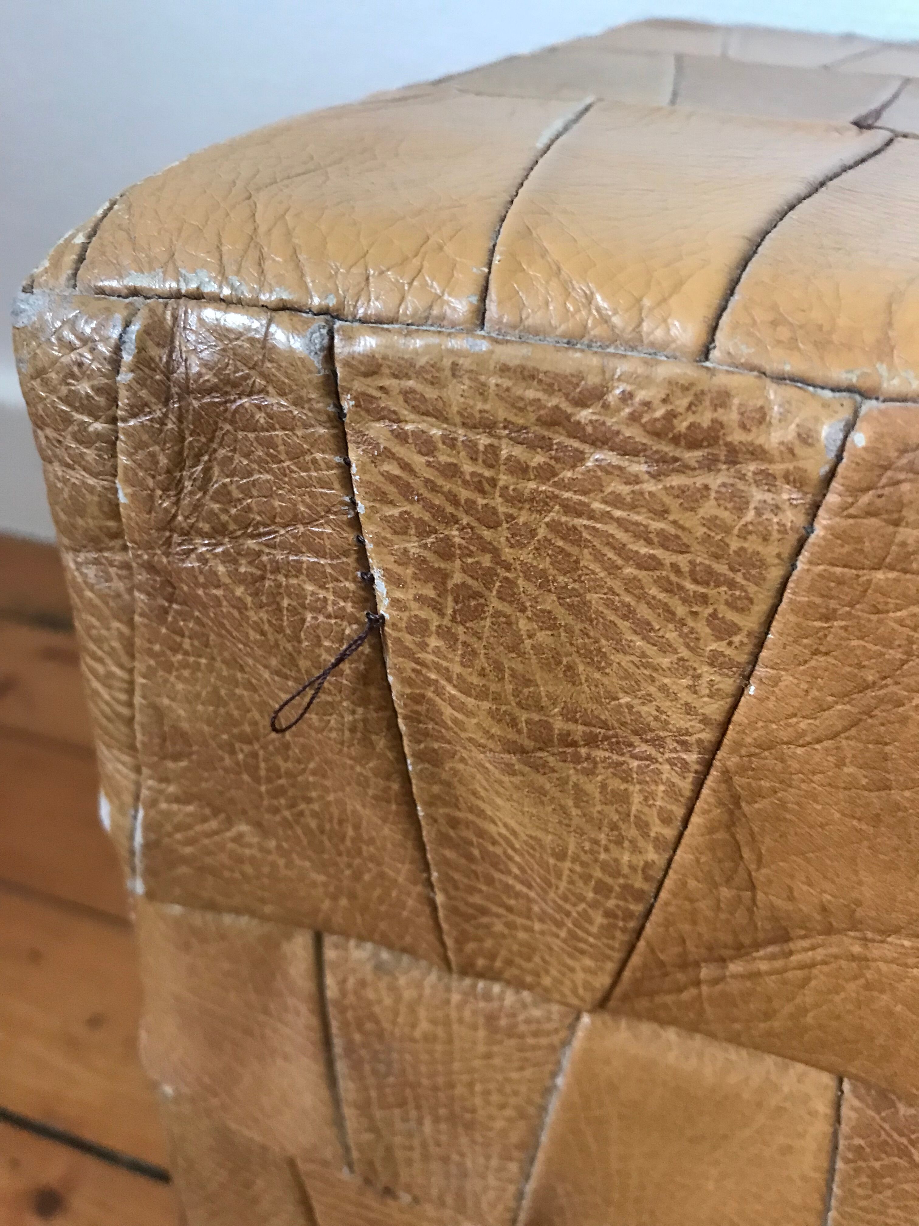 Pouf coffre cuir patchwork vintage circa 1960