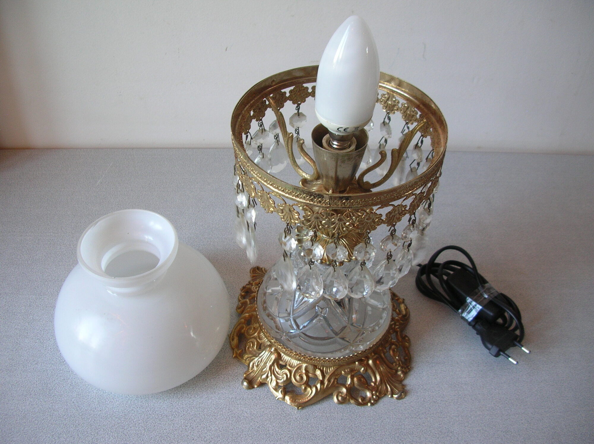 Old table lamp brass glass glass and opaline luminaire 32 cm