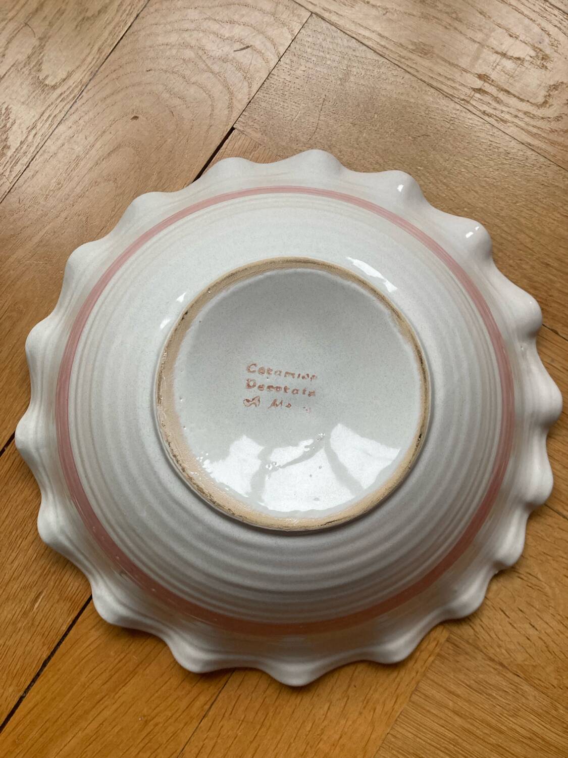 Fruit bowl decorated with coloured flowers