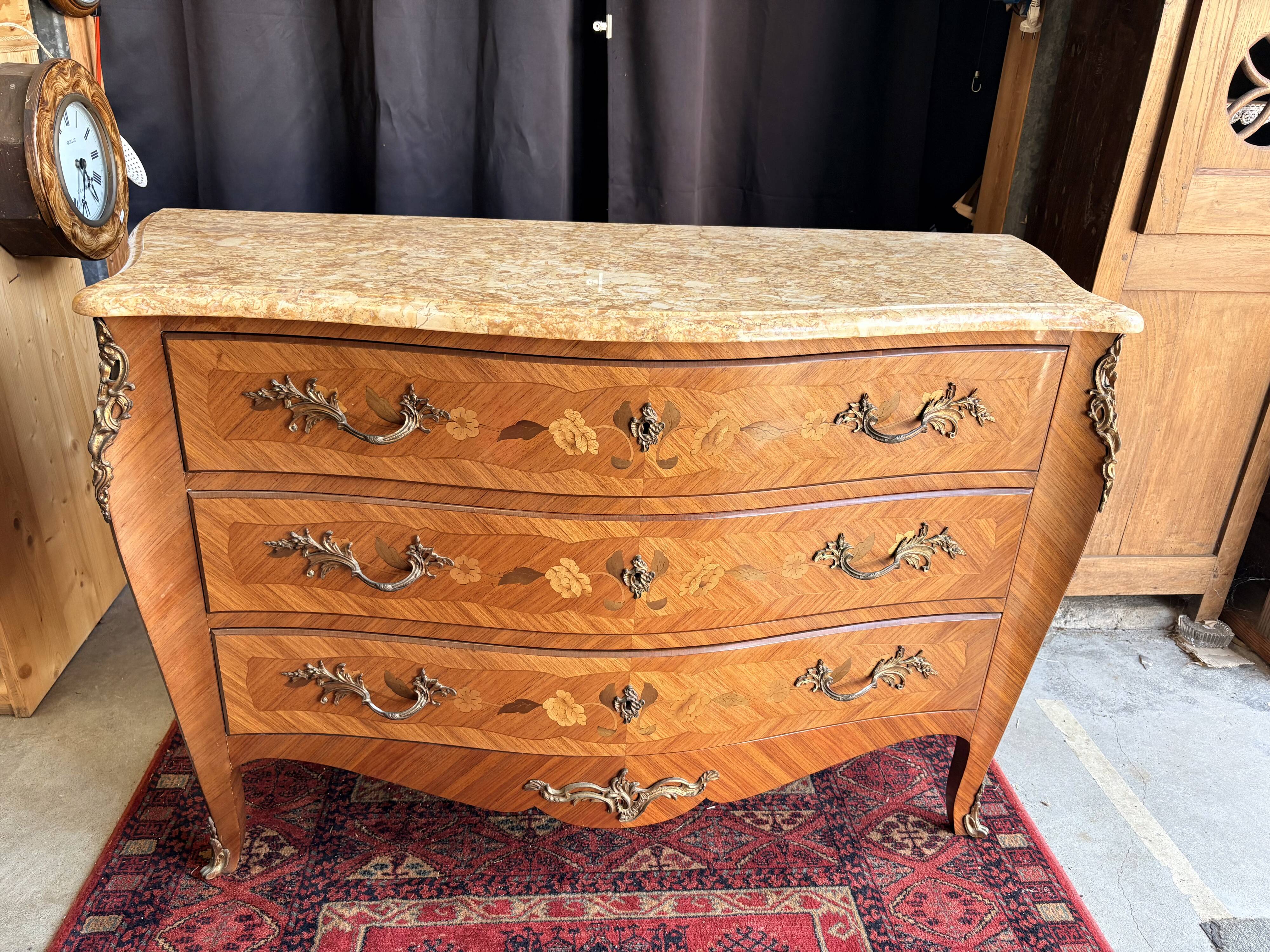 Commode galbée en marqueterie de style Louis XV, signée Marquant