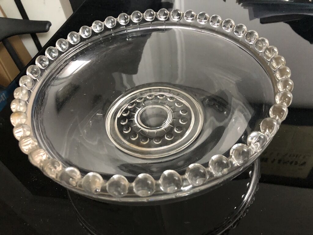 Flat cake display on foot and flat