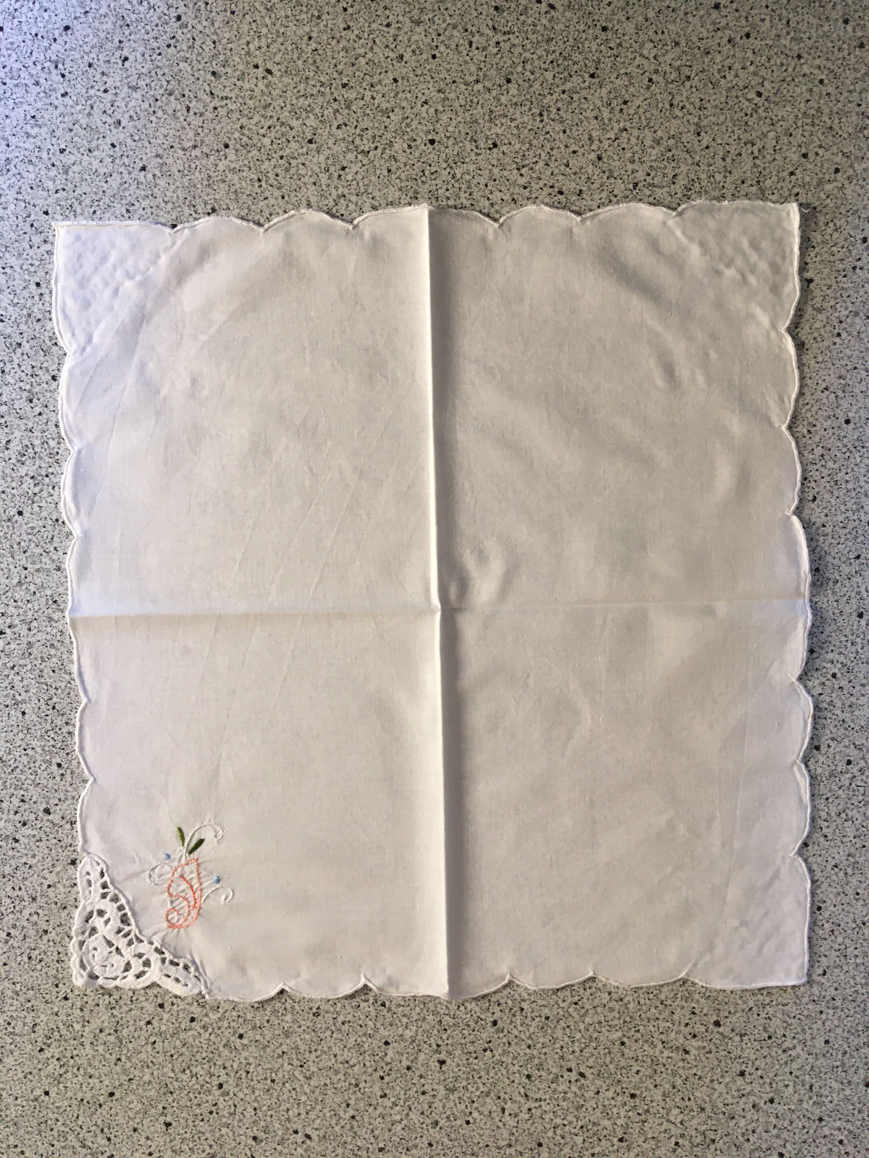 Nappe 160 x 260 ajourée brodée et 12 serviettes