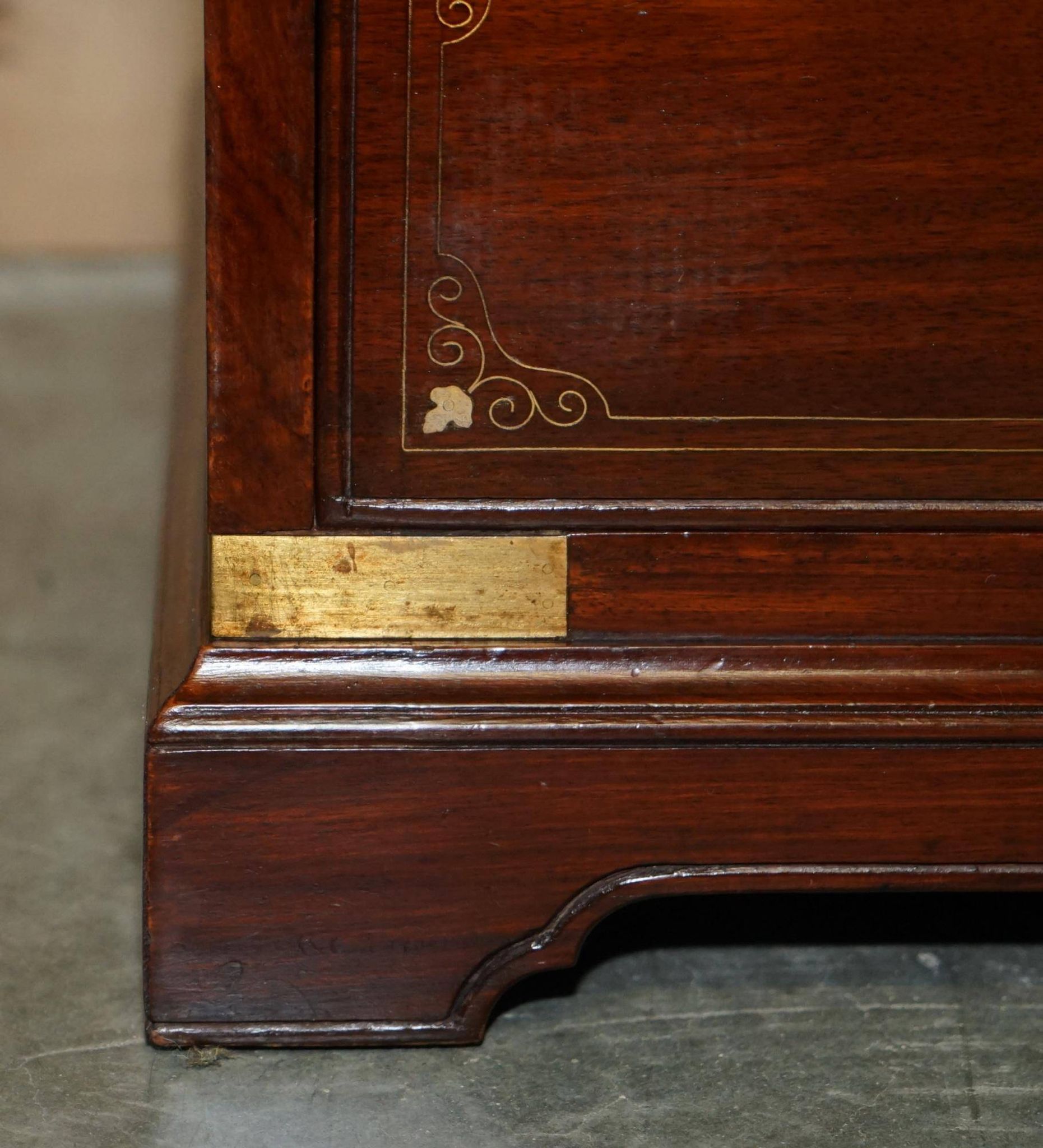 Commode vintage anglo-indienne en bois dur avec incrustations en laiton