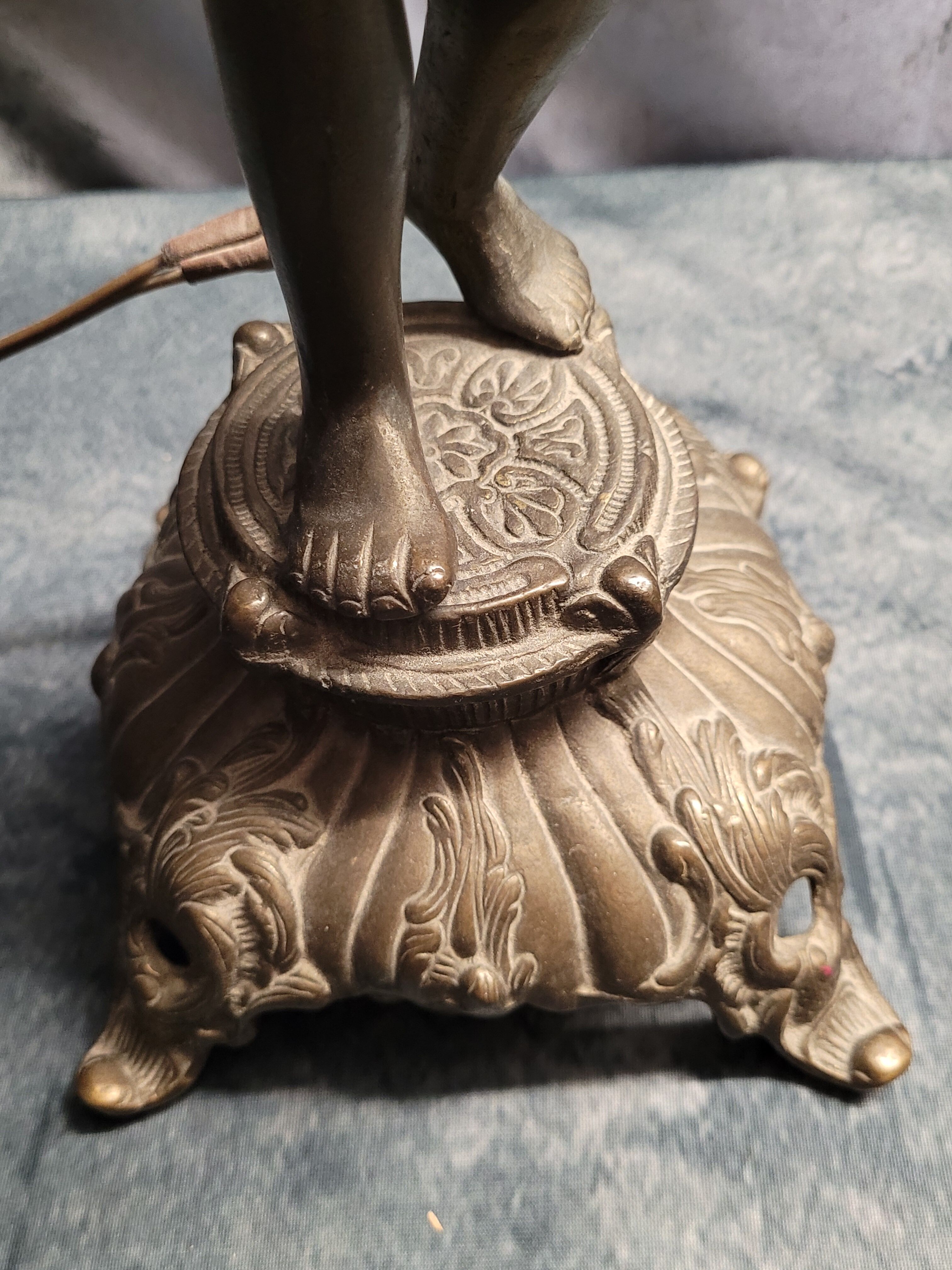 Lampe en Bronze électrifié figurant un rnfant XIXe
