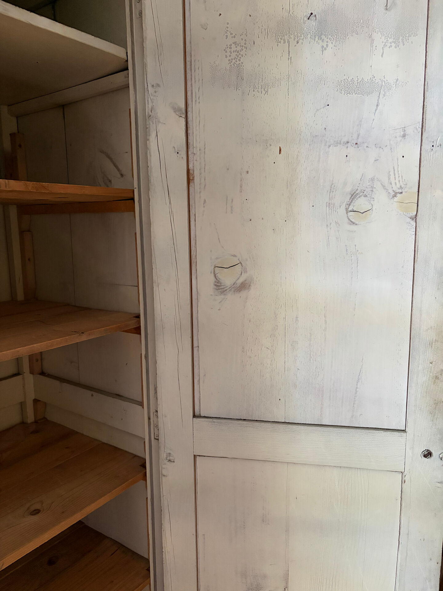 Armoire parisienne ancienne patinée, avec étagères amovibles 