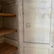 Armoire parisienne ancienne patinée, avec étagères amovibles 