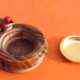 Cendrier à main, bois tourné, décor oiseau, années 1950