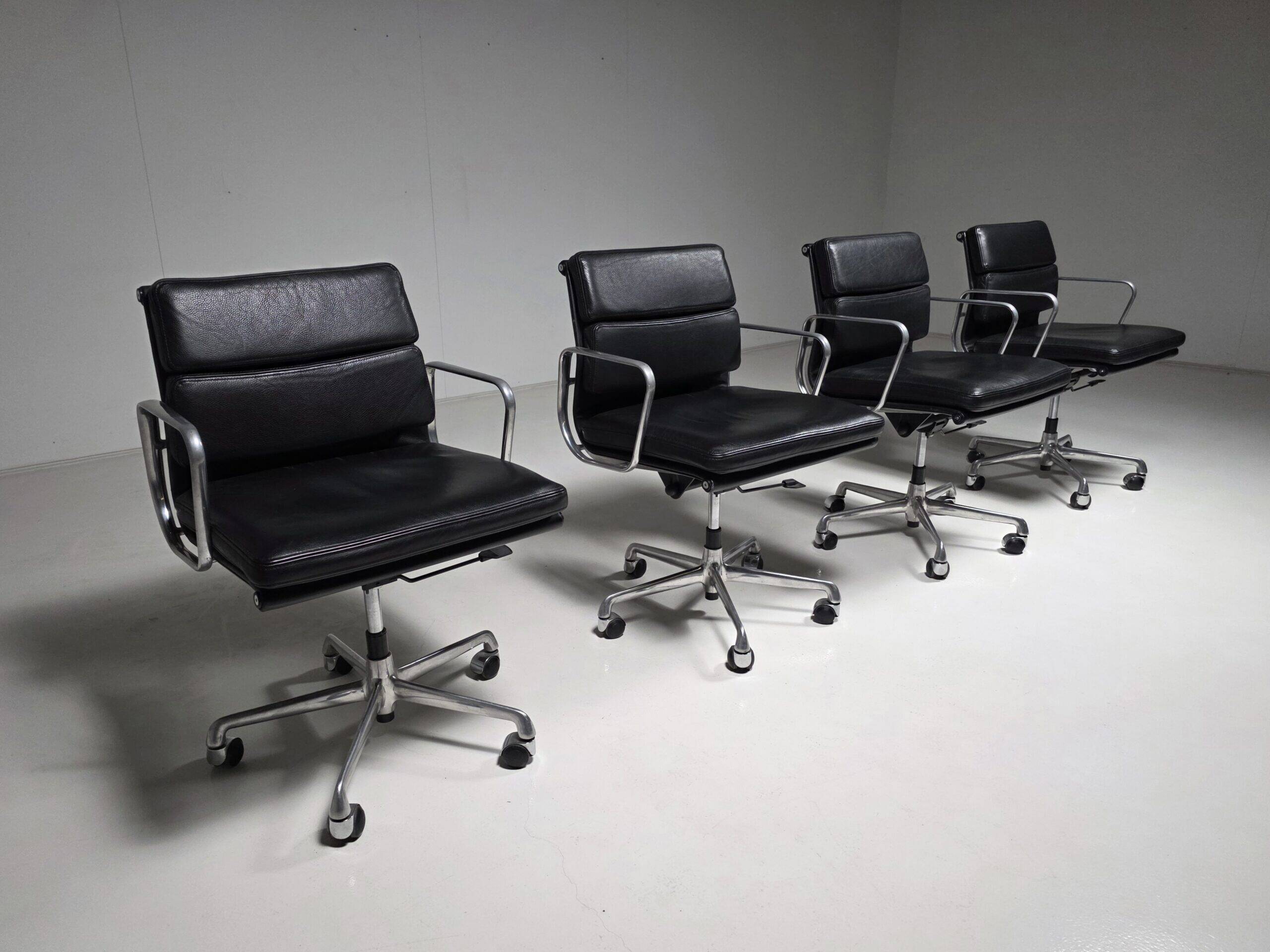 Chaises de bureau EA 217 Soft Pad par Charles et Ray Eames pour ICF, années 1980.