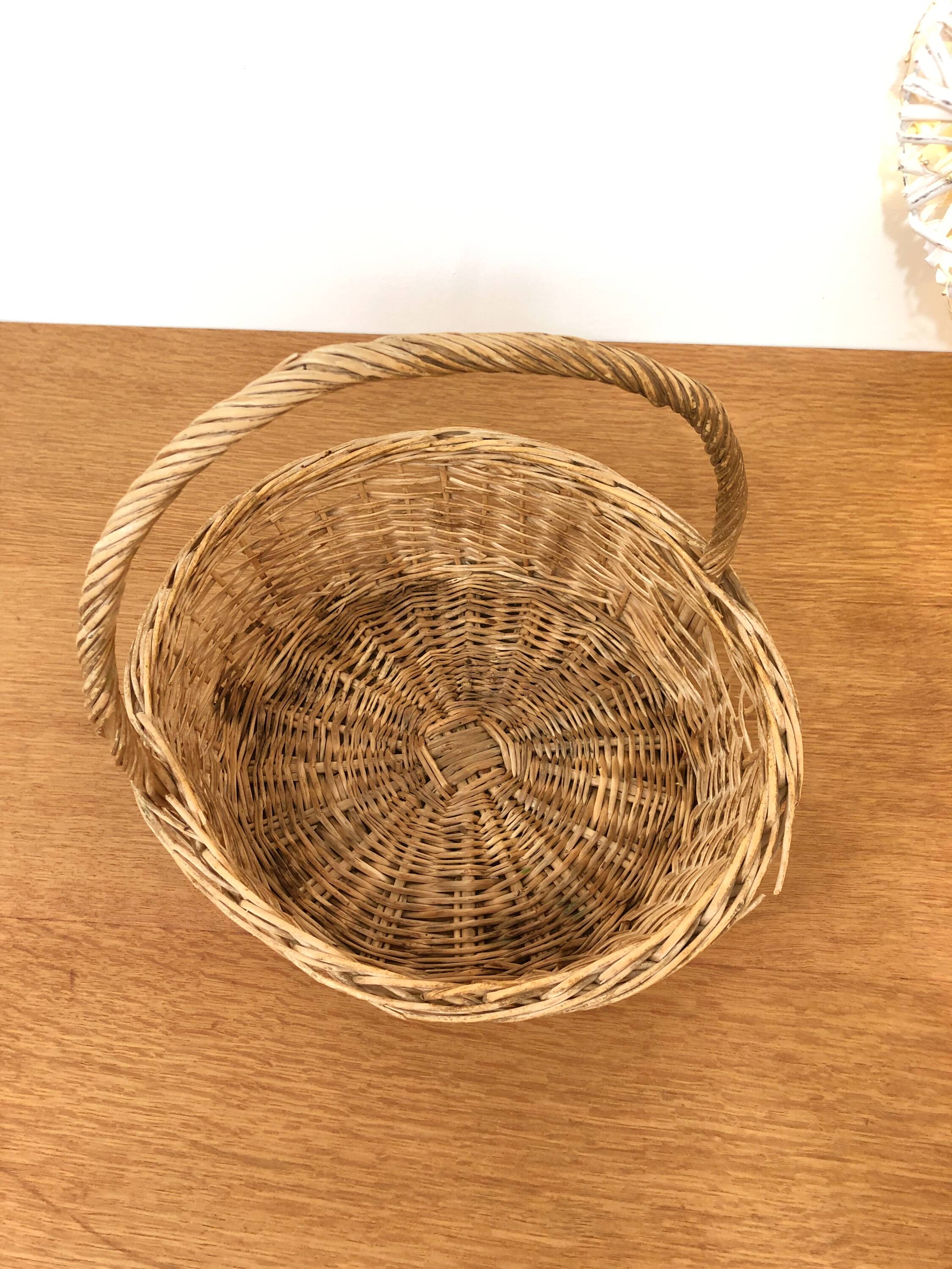 Natural wicker presentation basket