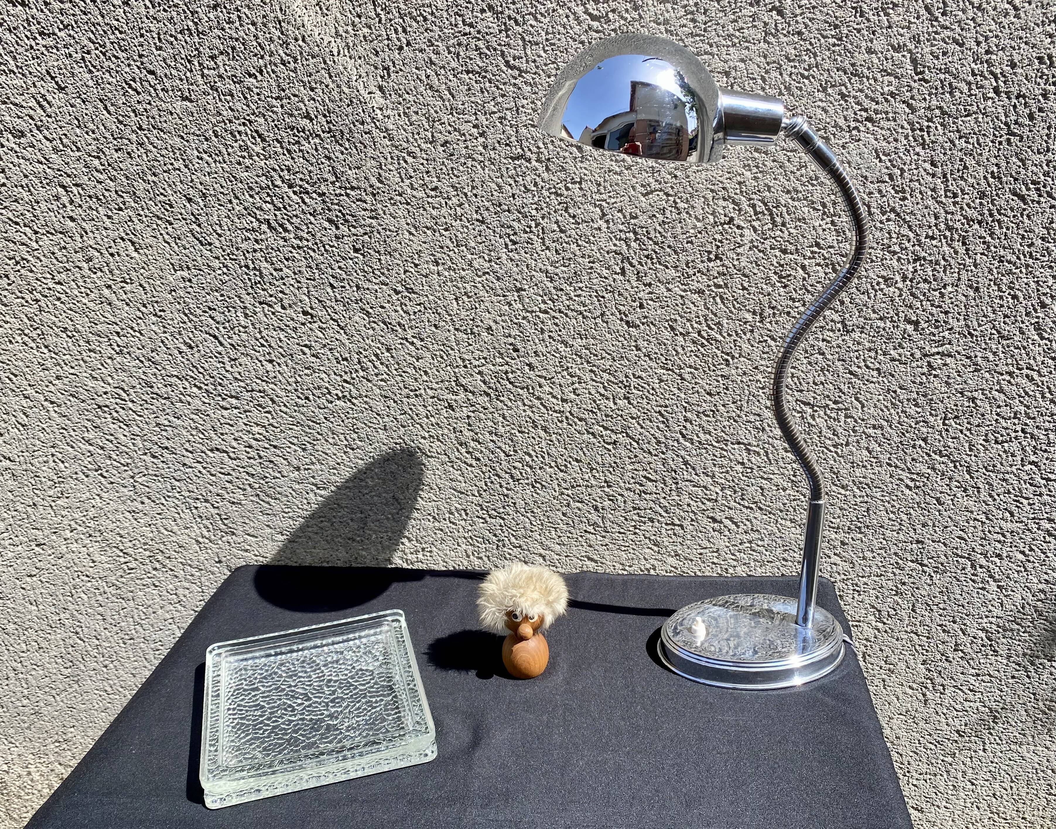 Flexible desk lamp vintage art deco design