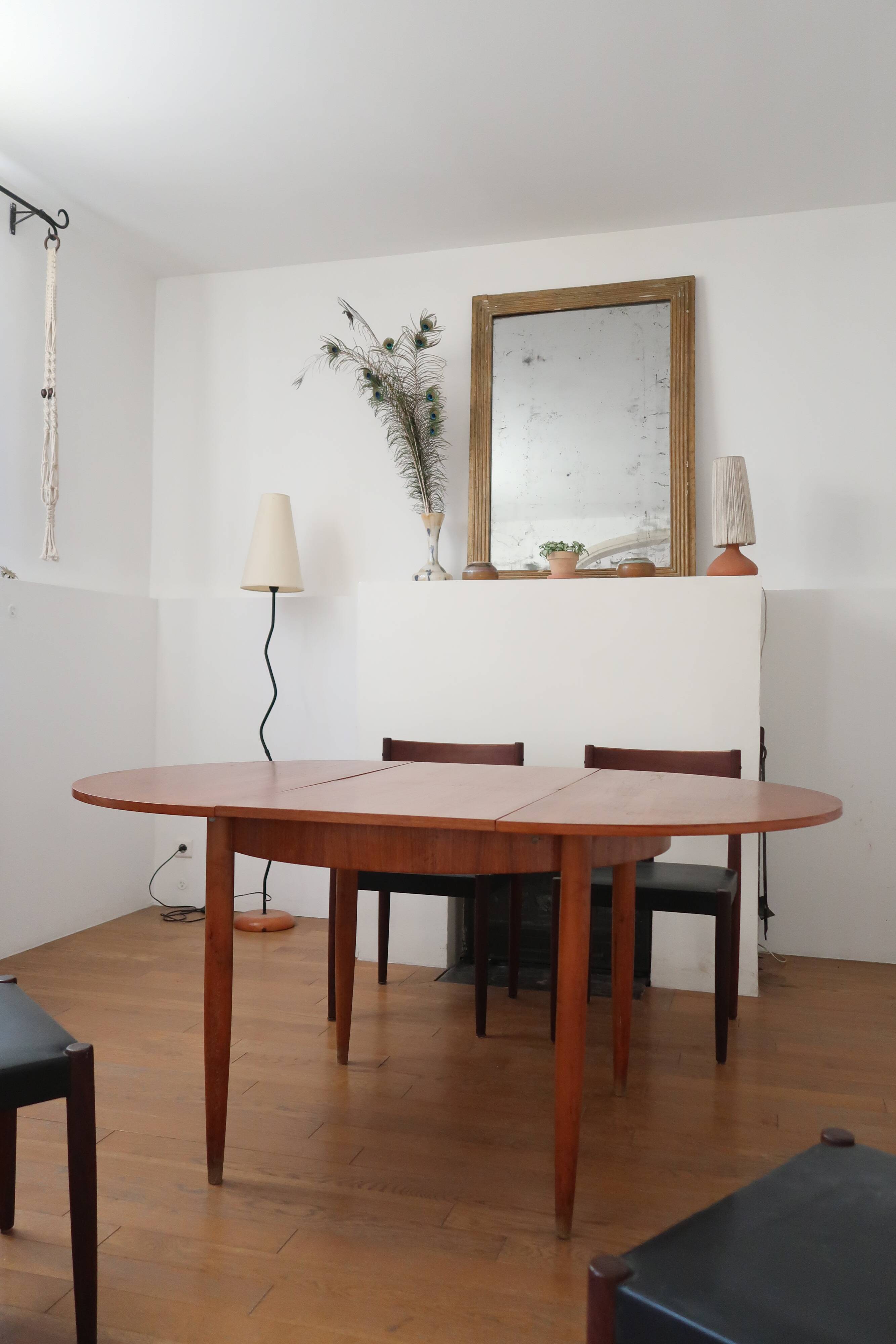 Extendable Scandinavian Round Table