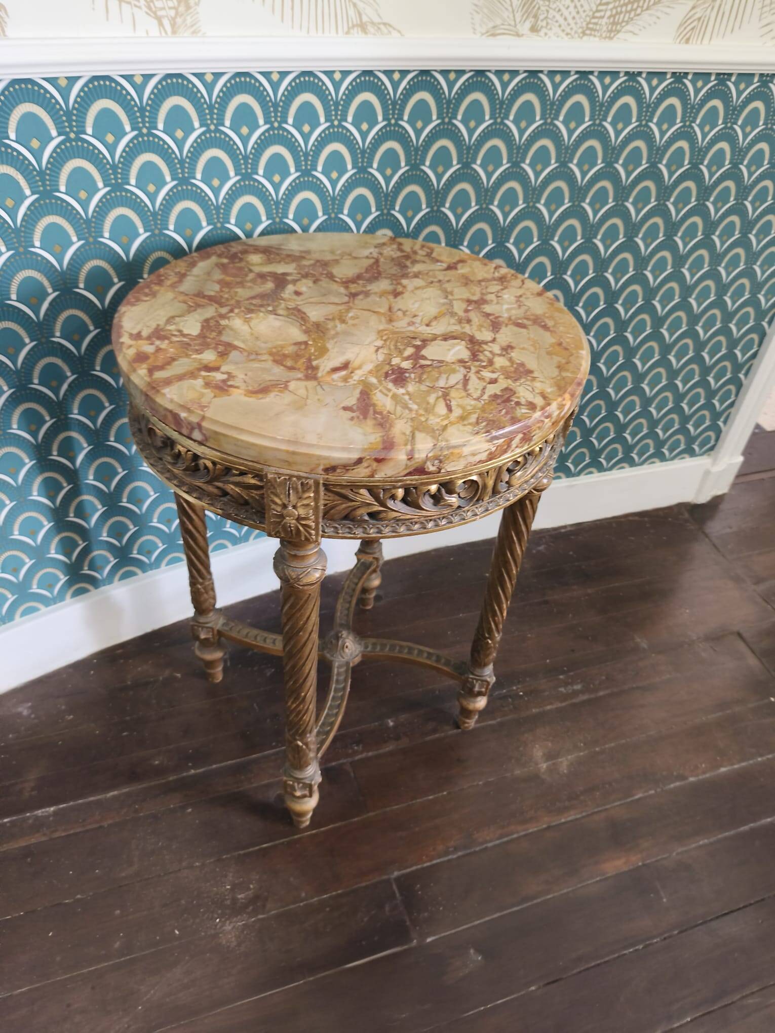 Antique Louis XVI style gueridon with veined marble, painted and patinated gilded wood.