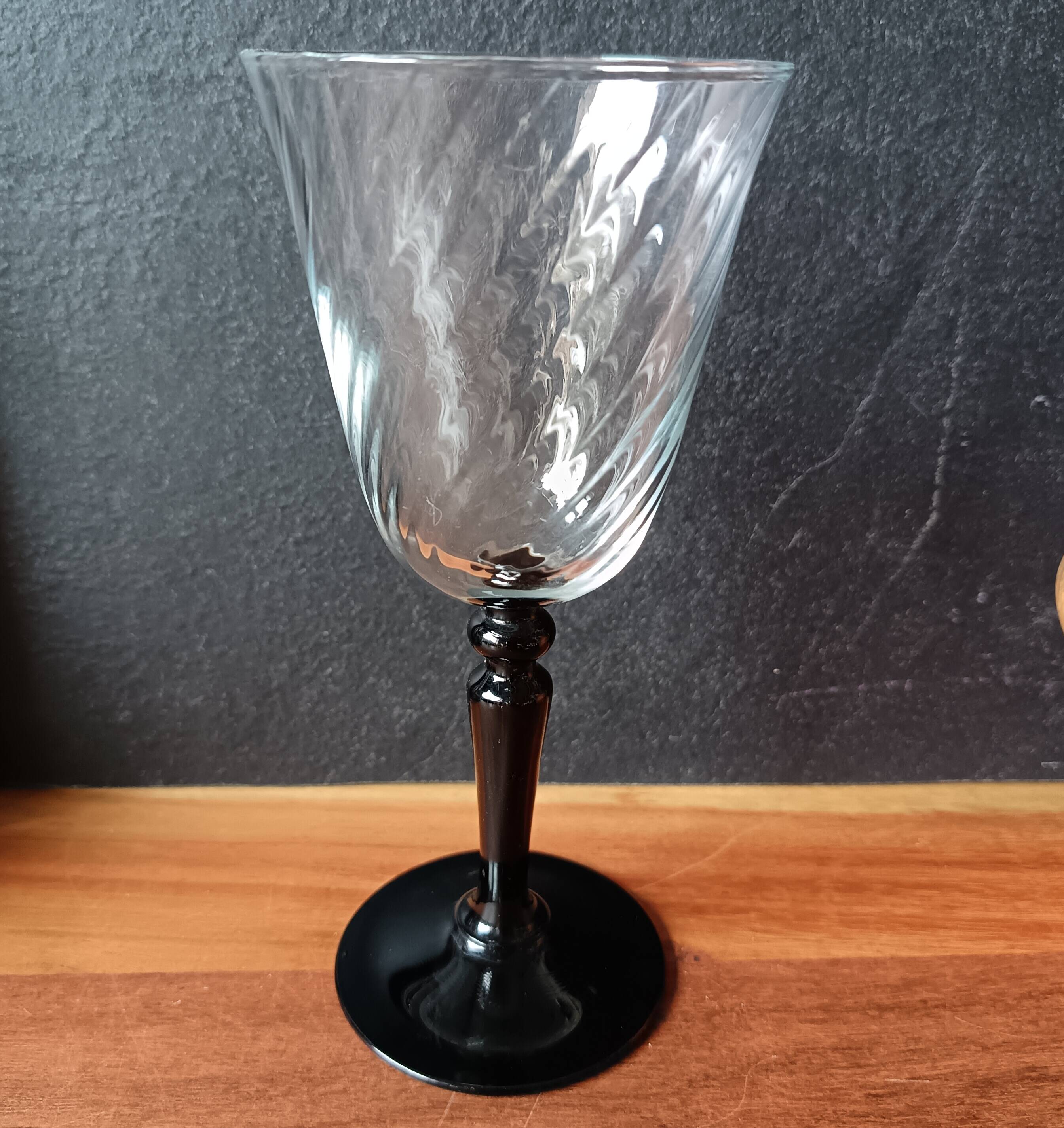 4 glasses 22 cl on black Onyx swirl stand Luminarc France, Vintage