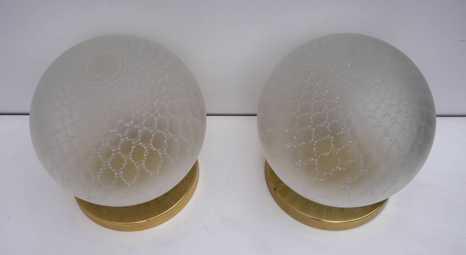 Paire de lampes de table boule en laiton et verre de Murano, style italien moderne du milieu du siècle