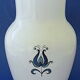 Vase en faïence blanc-bleu à décor végétal stylisé