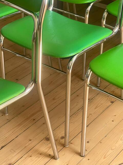 Série de 8 chaises Souvignet en chrome et skaï vert