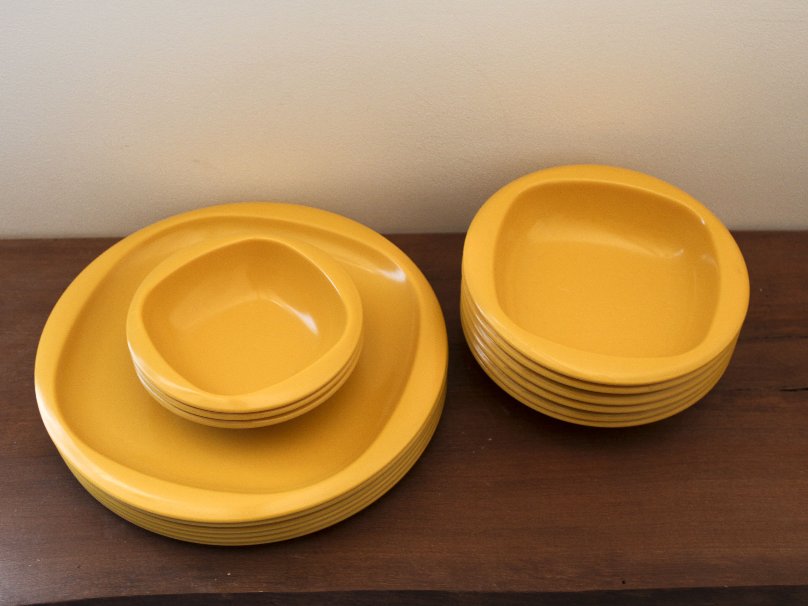 Service of vintage orange plastic plates 70s