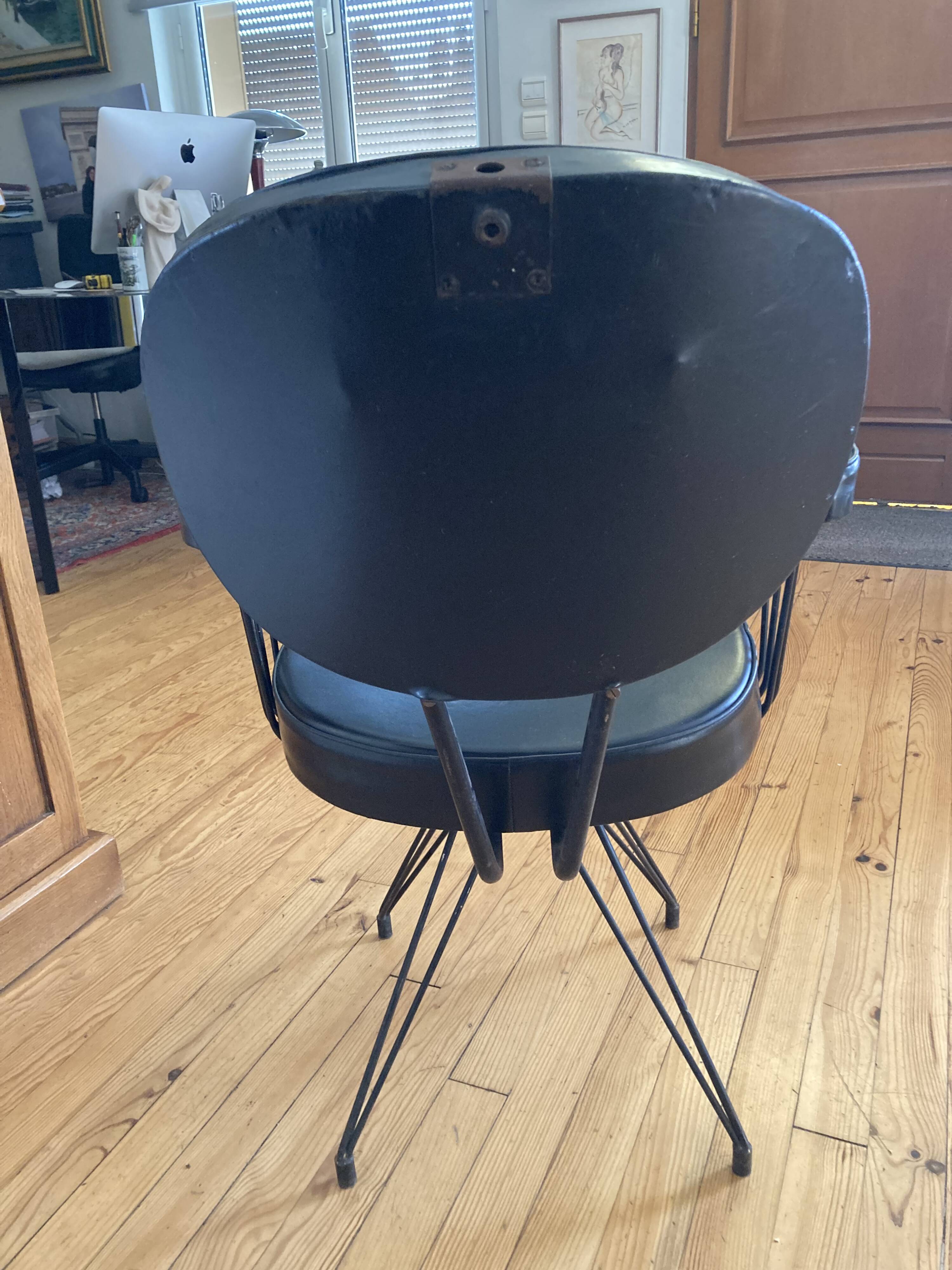 Very beautiful 1920s hairdresser's chair in excellent condition.