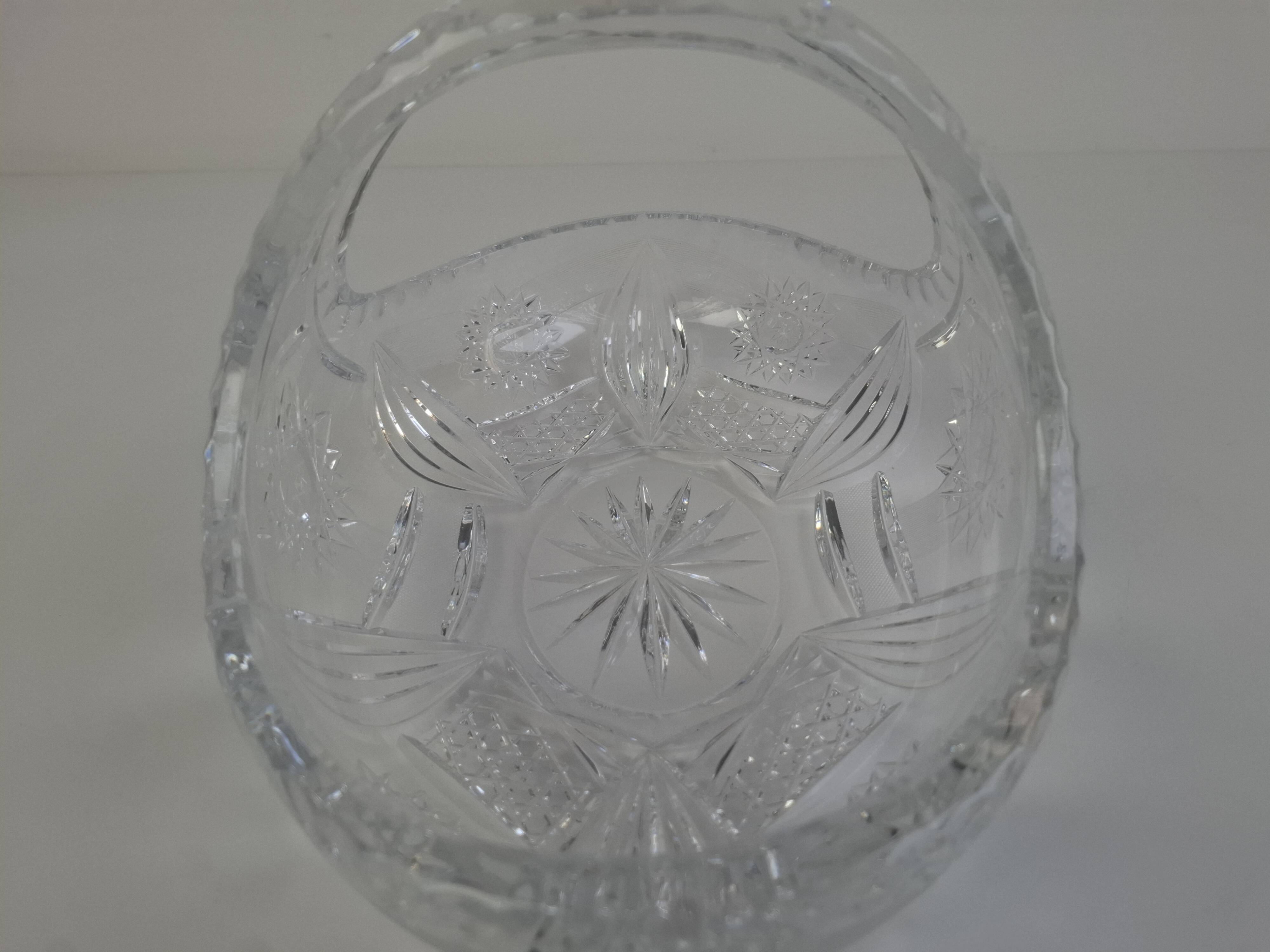 Panier en cristal taillé tchécoslovaque du milieu du XXe siècle