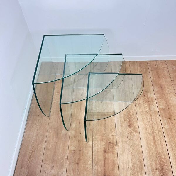 Trio de table gigogne en verre translucide camif, 1980