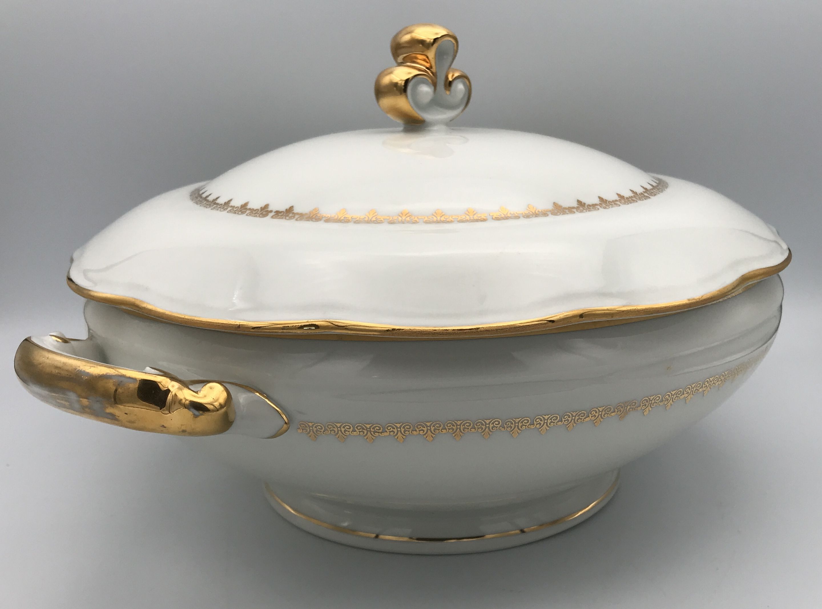 Soup bowl in white porcelain paste and enamels of limoges finish gilding
