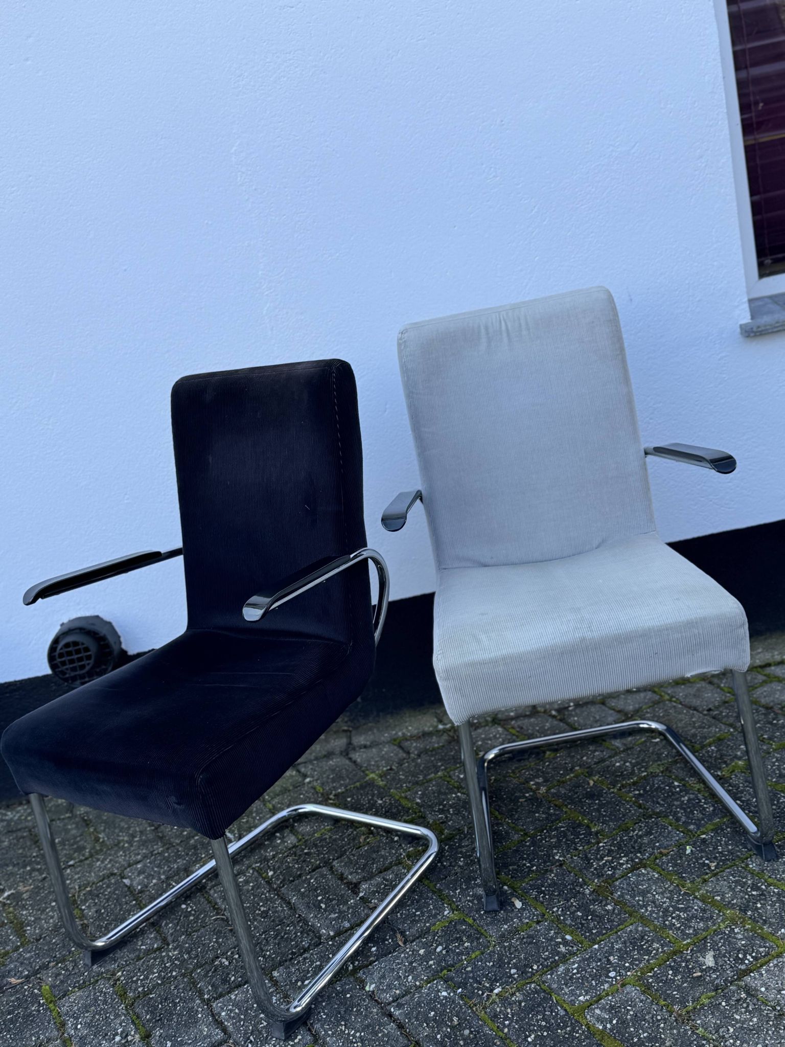 Paire de fauteuils en acier tubulaire