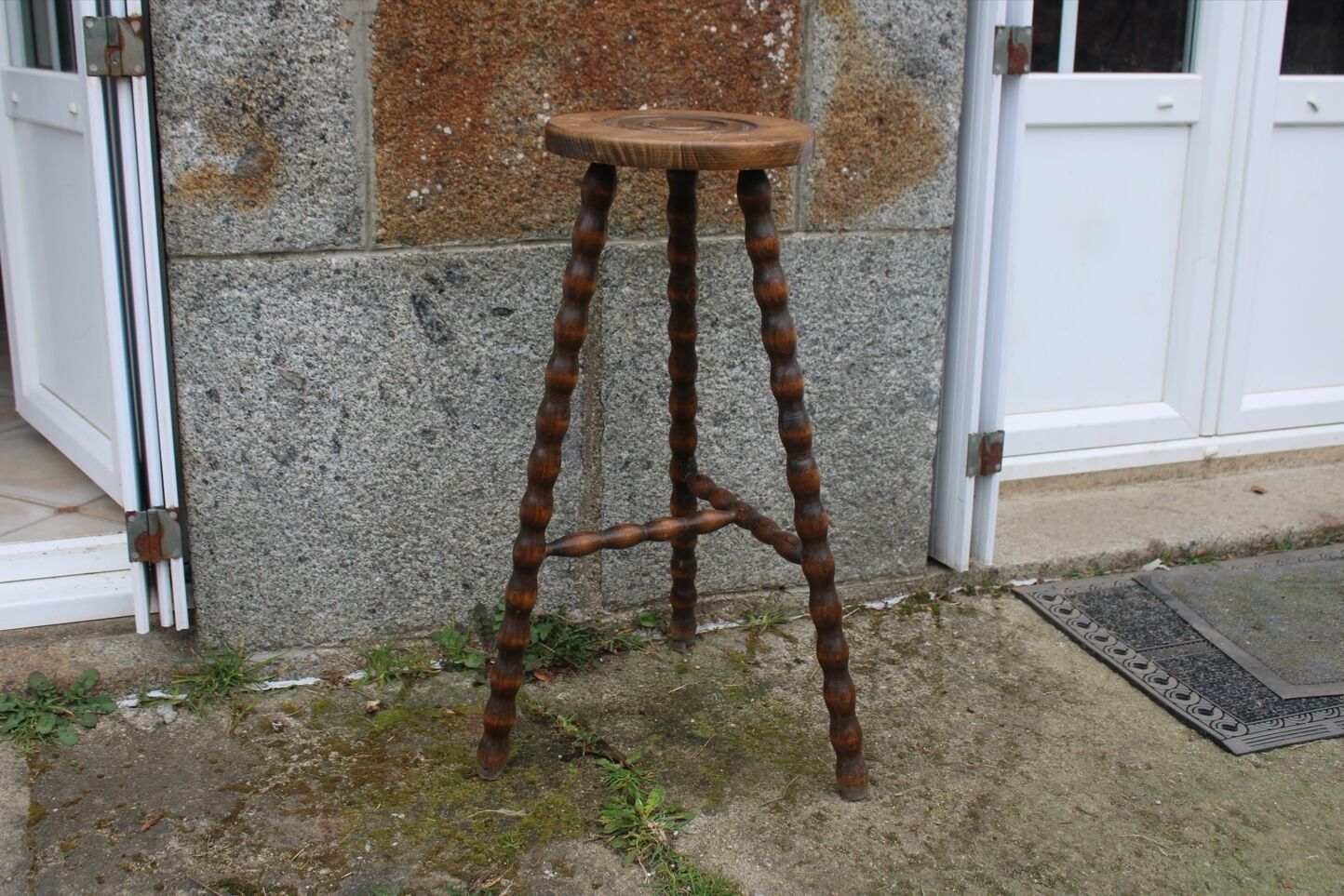 Tripod stool with bumped legs