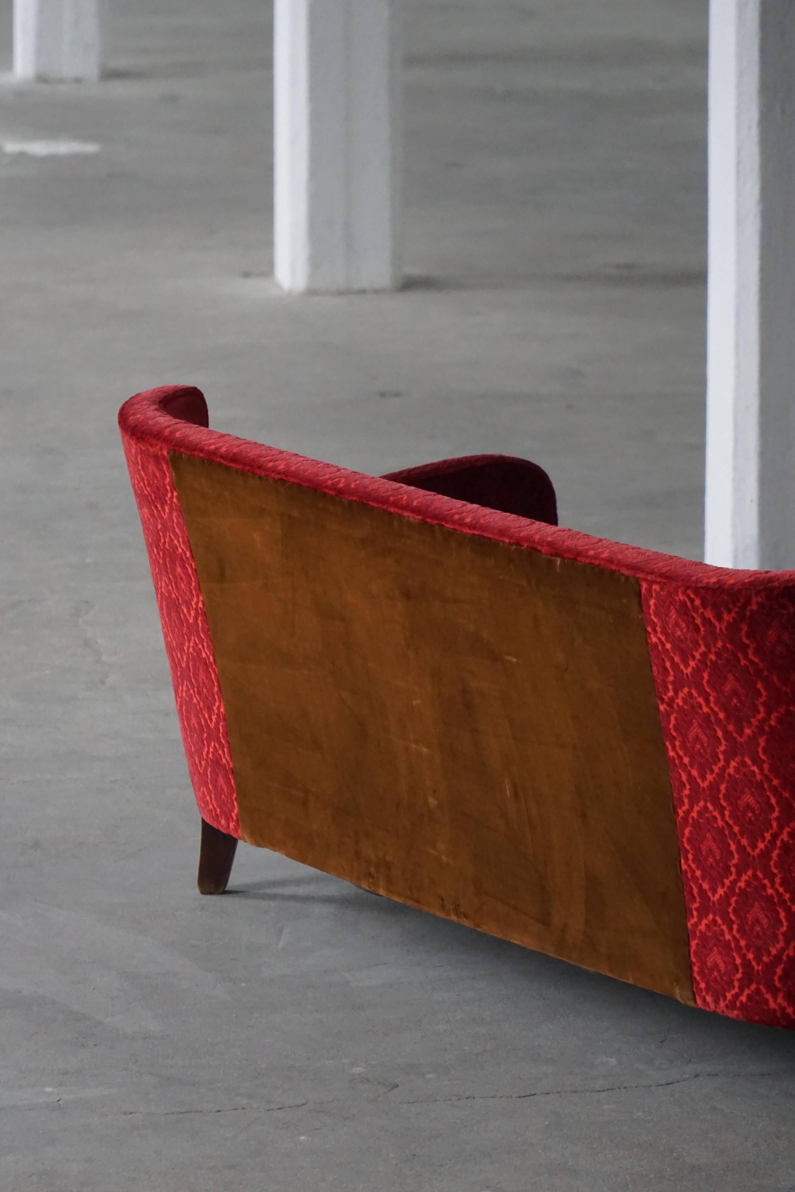 Modern Danish canapé, 3-seater in red velvet, Fritz Hansen style, 1940s.