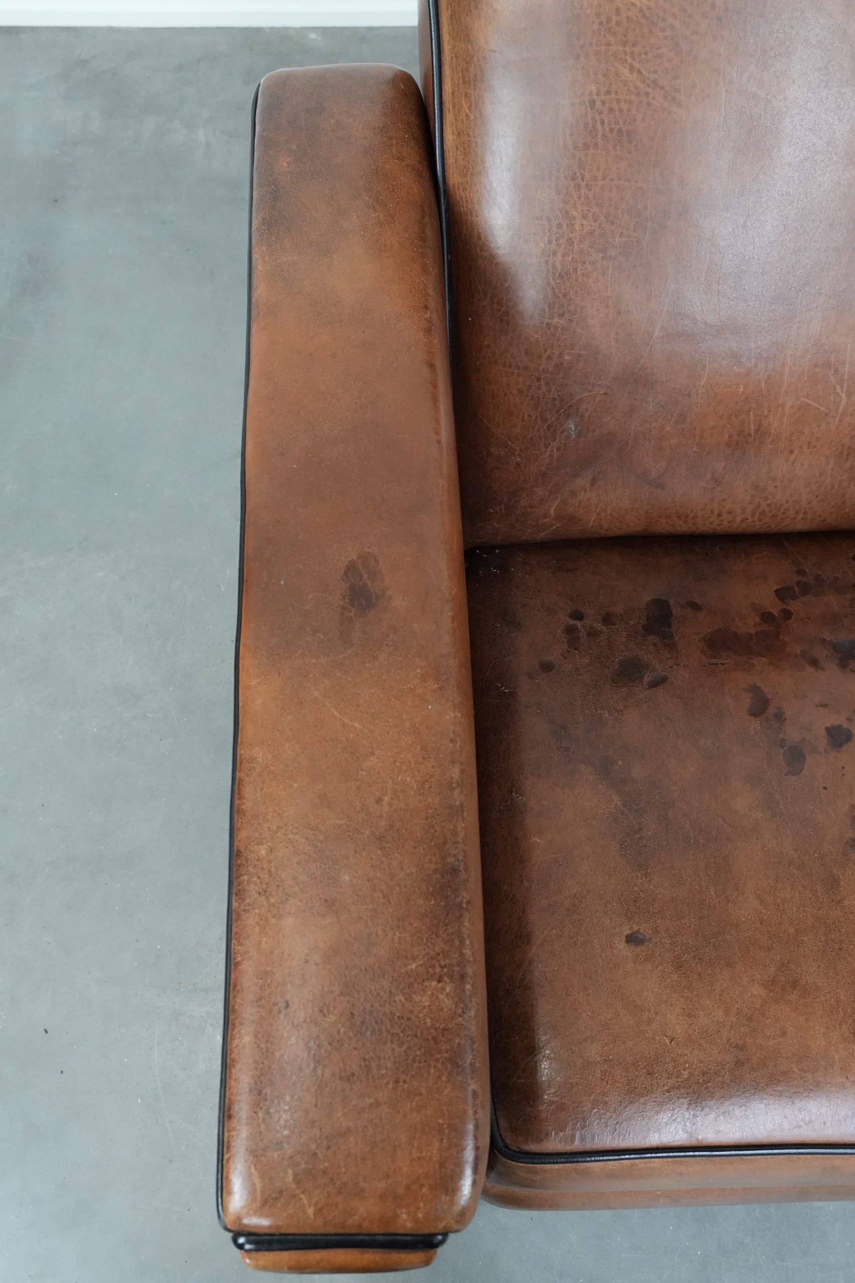 Comfortable and adjustable sheepskin relax armchair with a sleek design