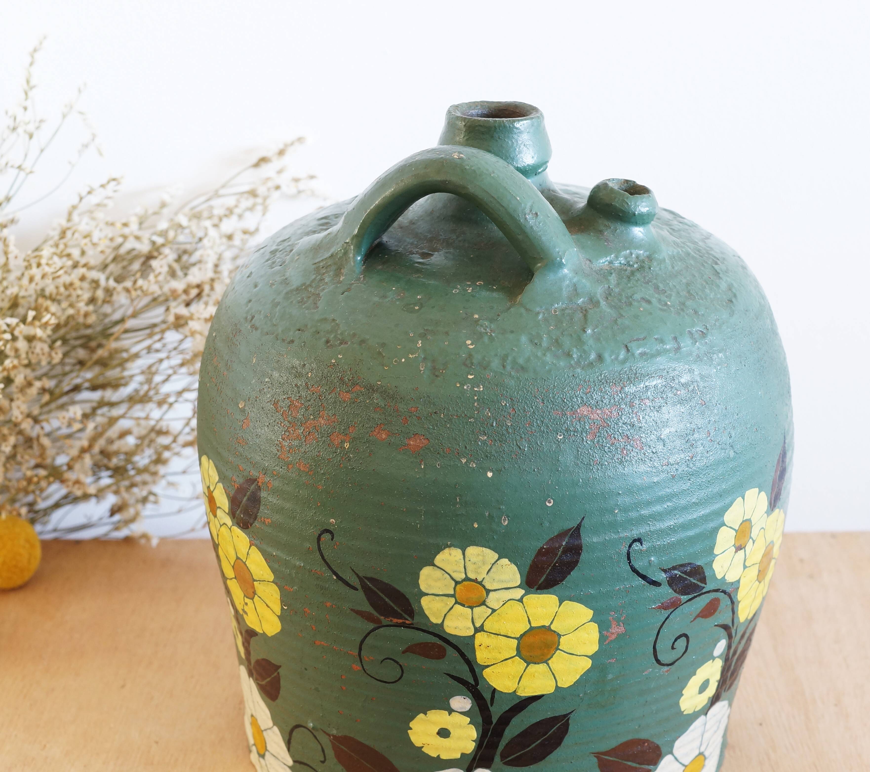Cruche ancienne en terre cuite peinte en vert