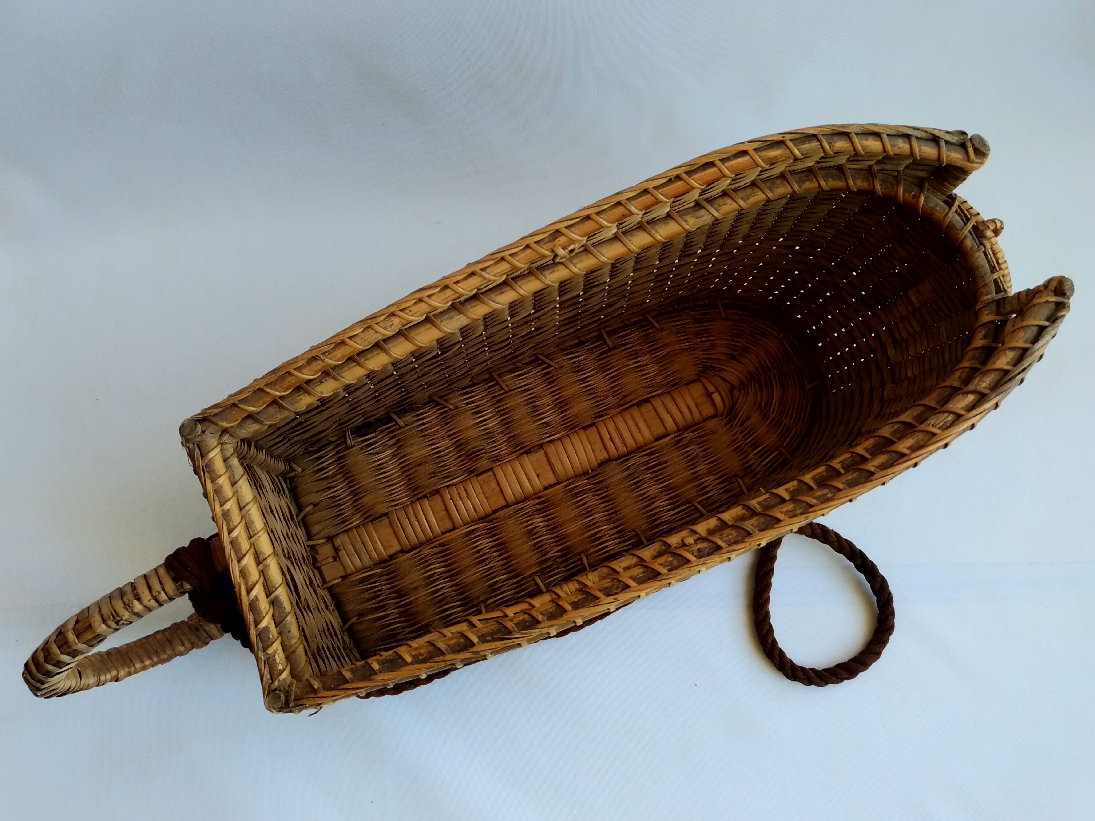 Porte bouteille ancien en rotin vins de bordeaux & de bourgogne Quien & Cie