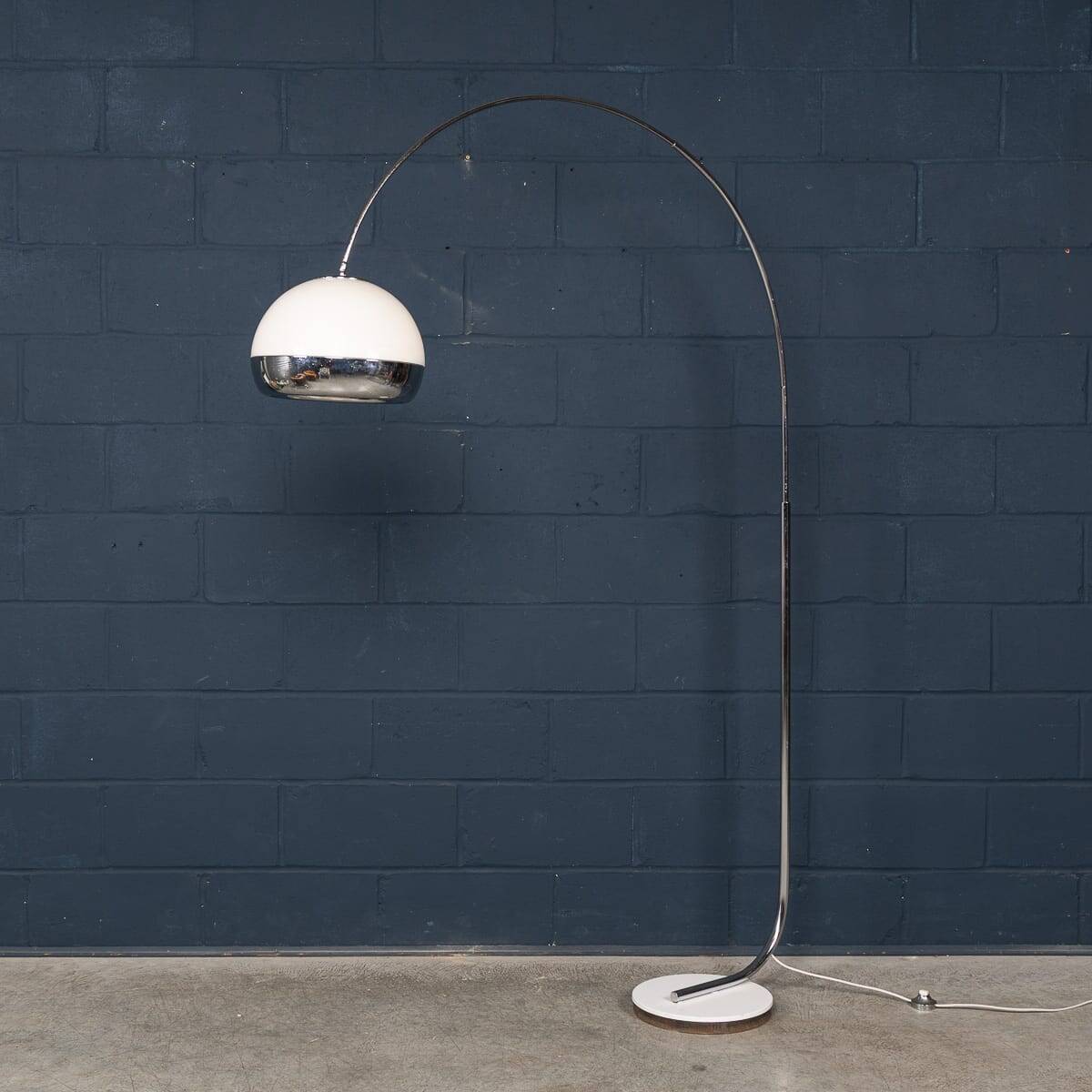 Lampadaire en chrome arc italienne vintage des années 20 avec abat-jour opaline c.1970