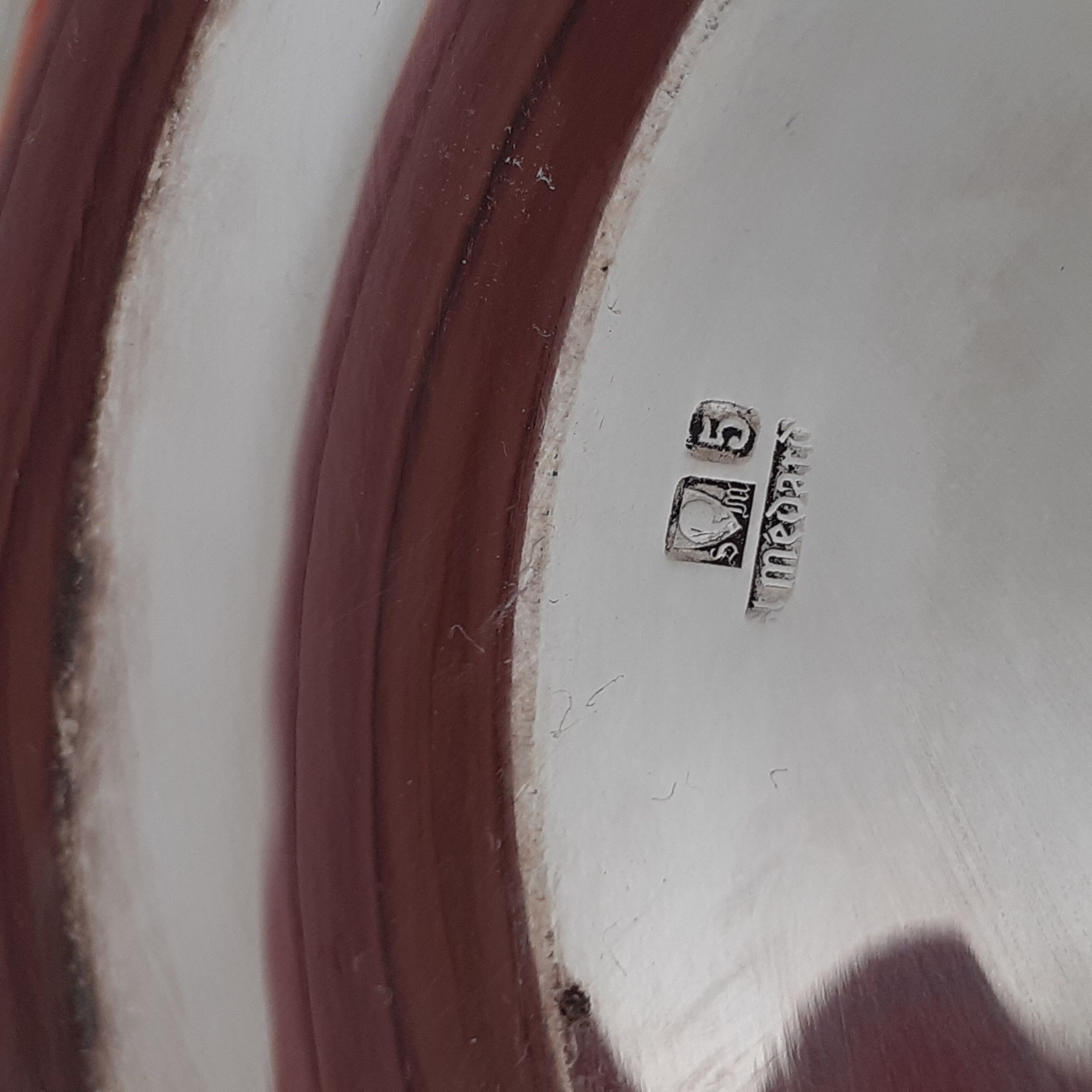 Oval plate in silver metal. pearl entourage. signed.